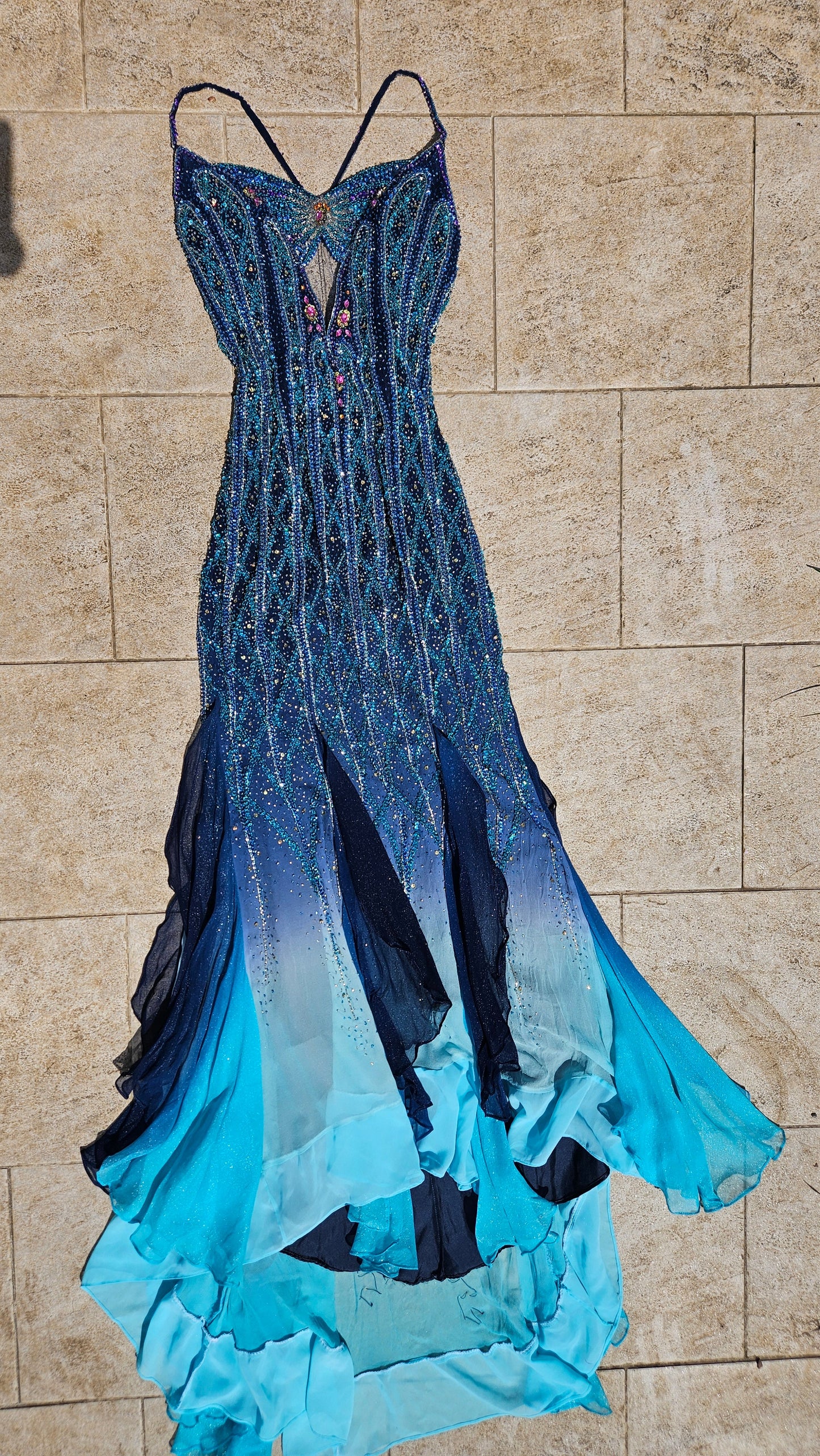 Robe en soie entièrement brodée bleue