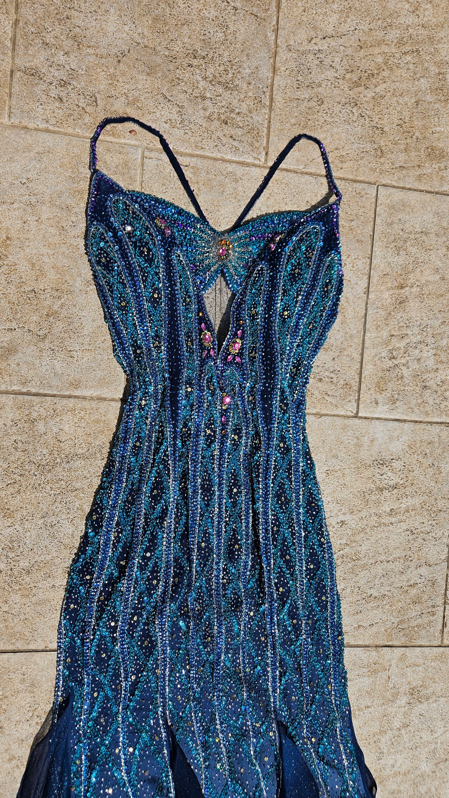Robe en soie entièrement brodée bleue