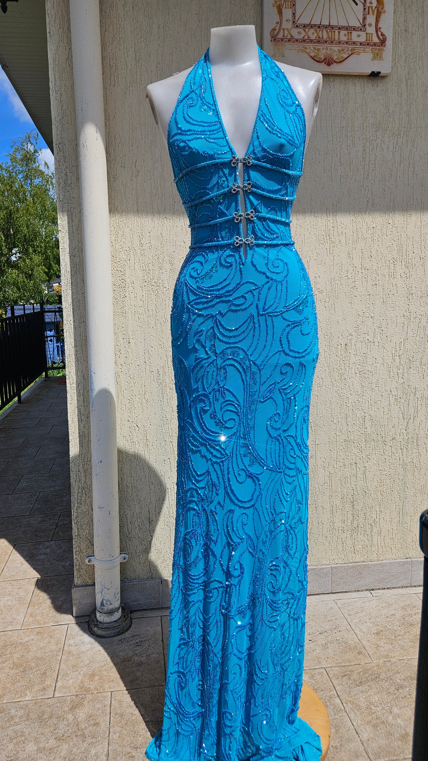 Maxi robe vintage bleu turquoise entièrement ornée de perles et pierres. Dos nu avec col halter. Prom dress fairycore avec une traine, sortie d'une reverie.