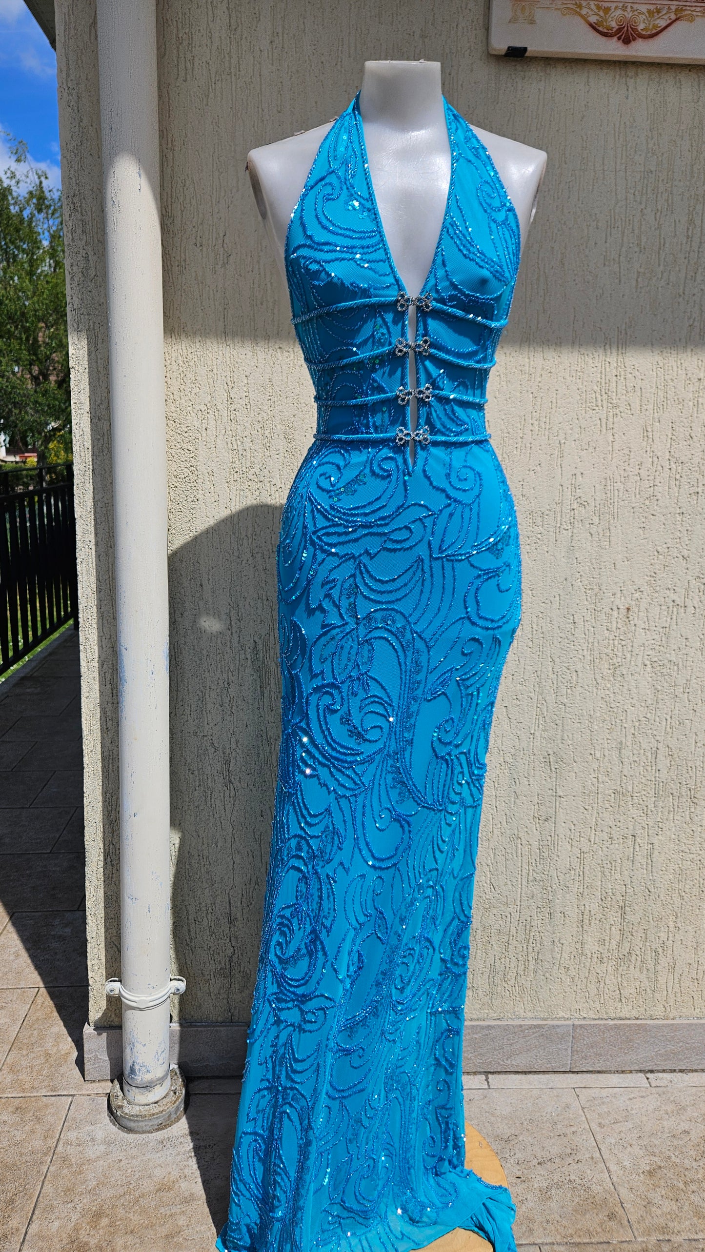 Robe dos nu brodée bleue