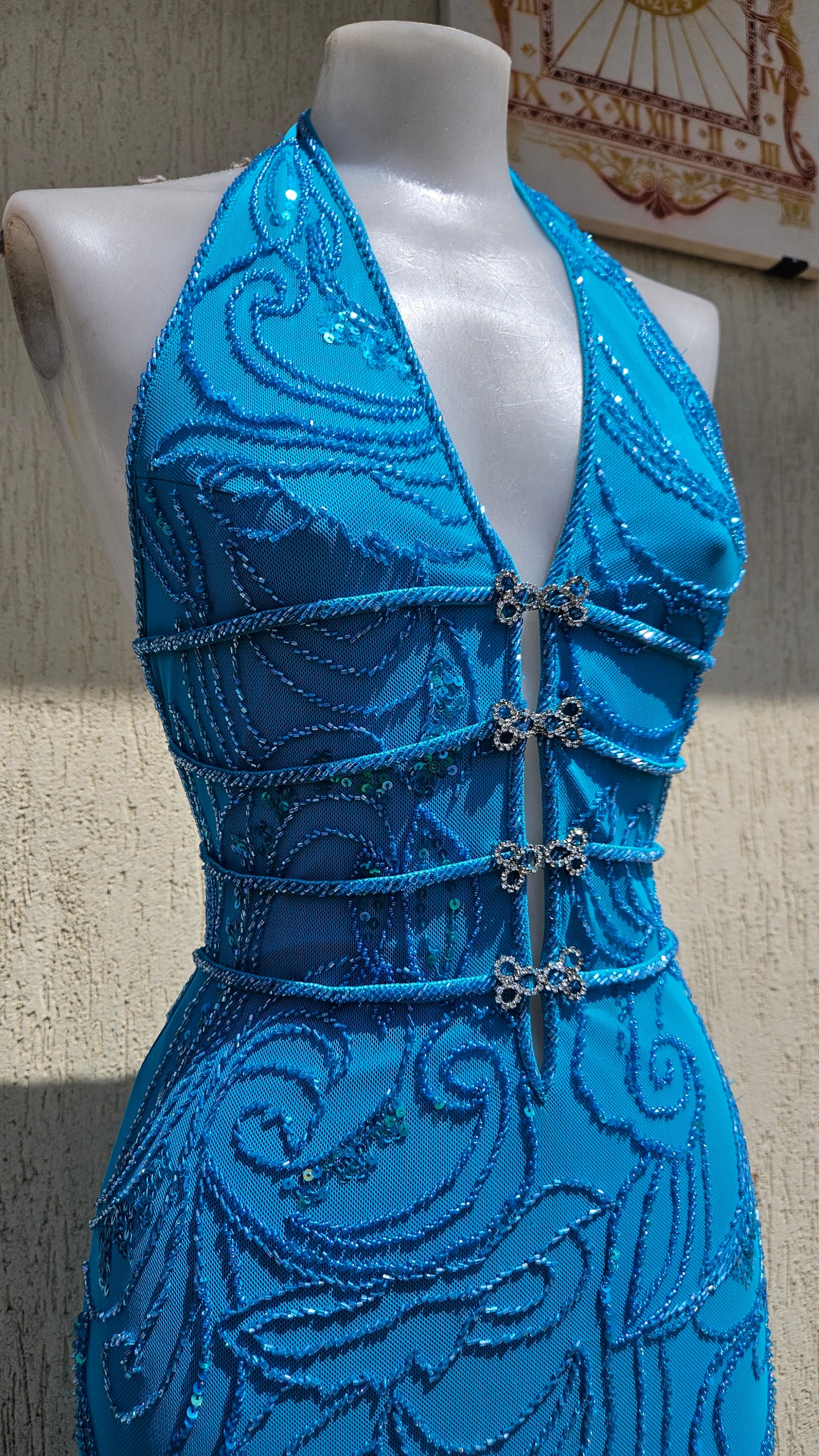 Robe dos nu brodée bleue