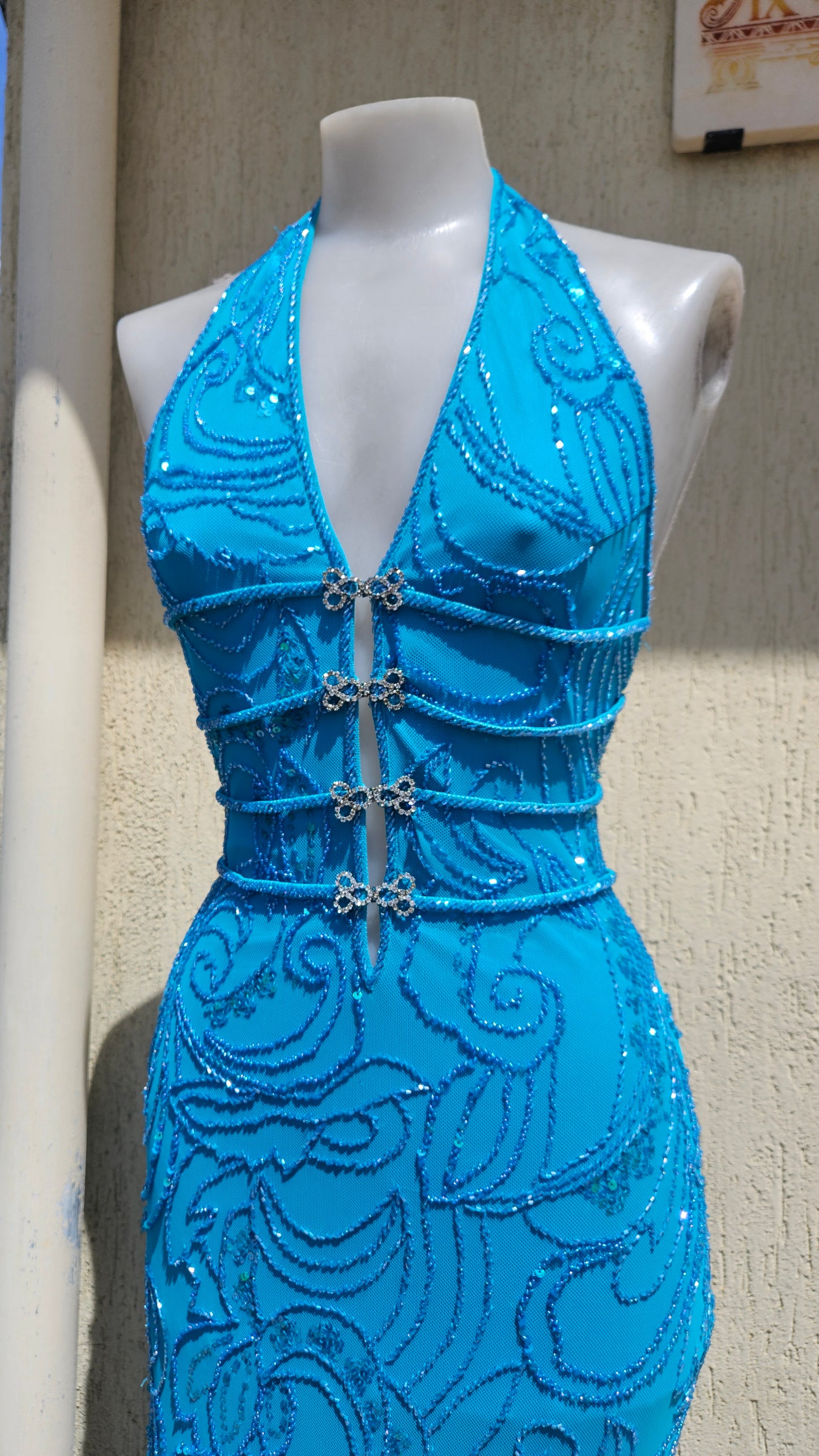 Robe dos nu brodée bleue