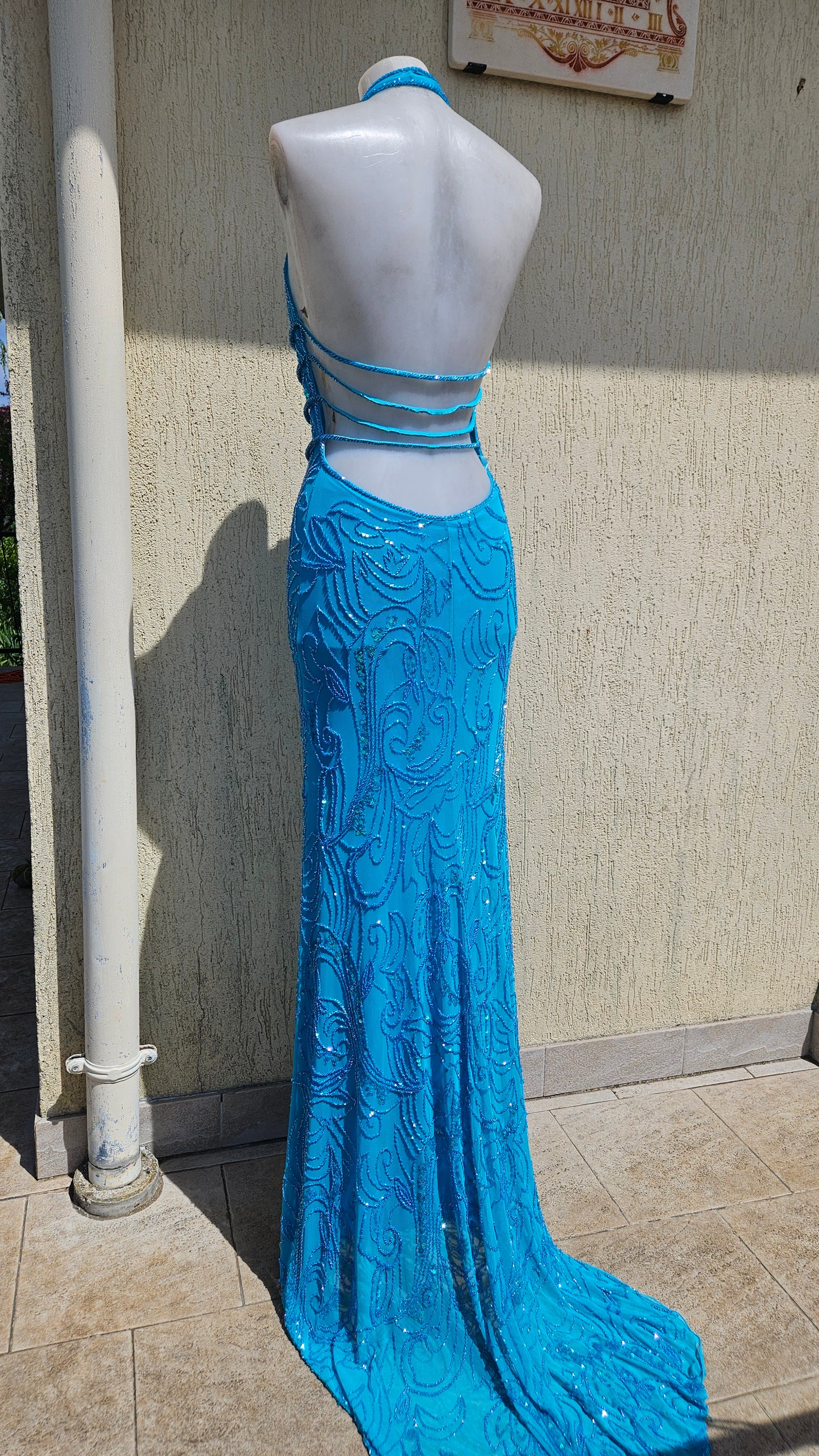 Robe dos nu brodée bleue