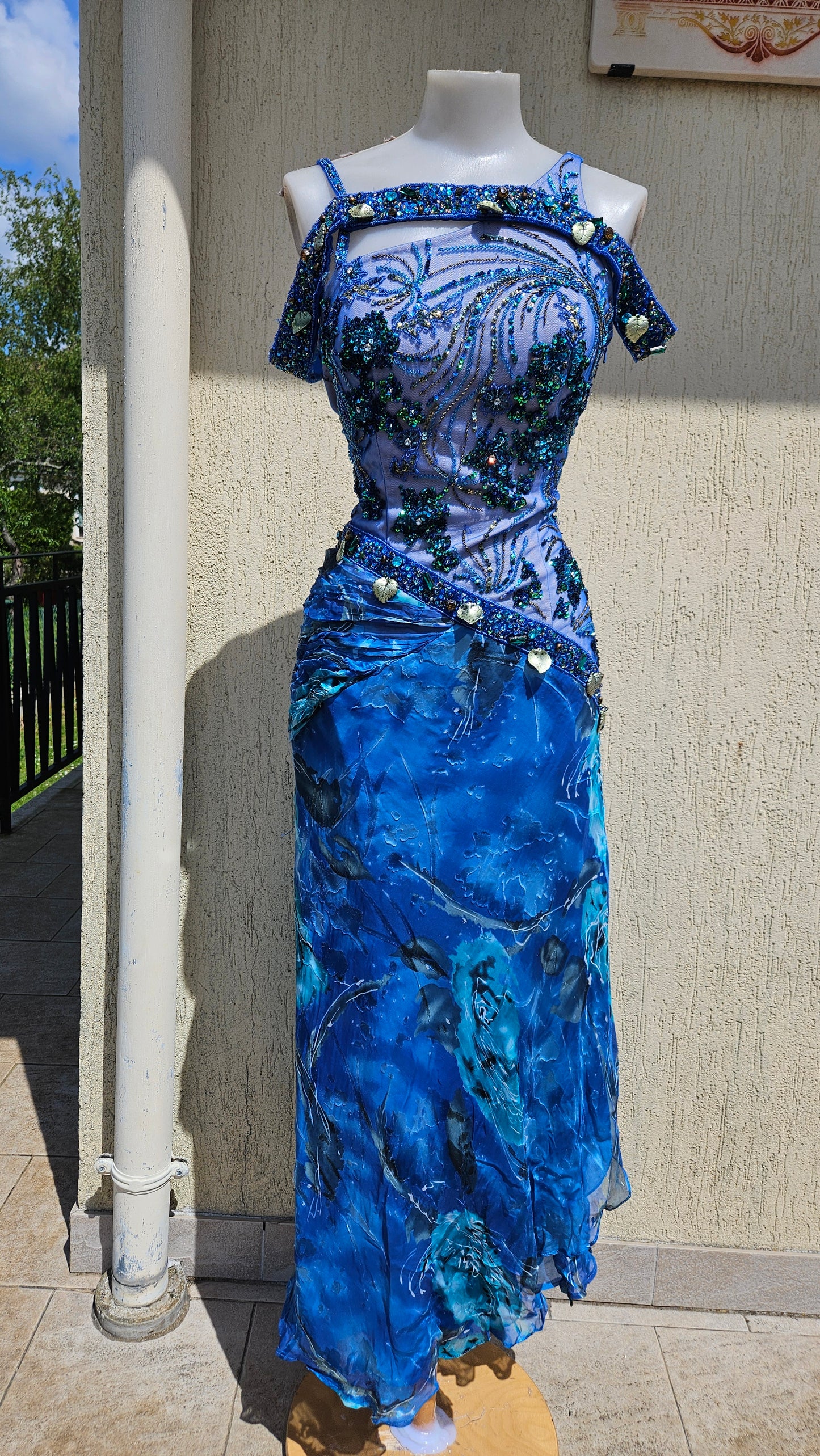Robe vintage en soie brodée brodé de sequins et de perles dans des tons bleu foncé et vert. Coupe off should. Prom dress fairycore/mermaidcore stortie d'une reverie.