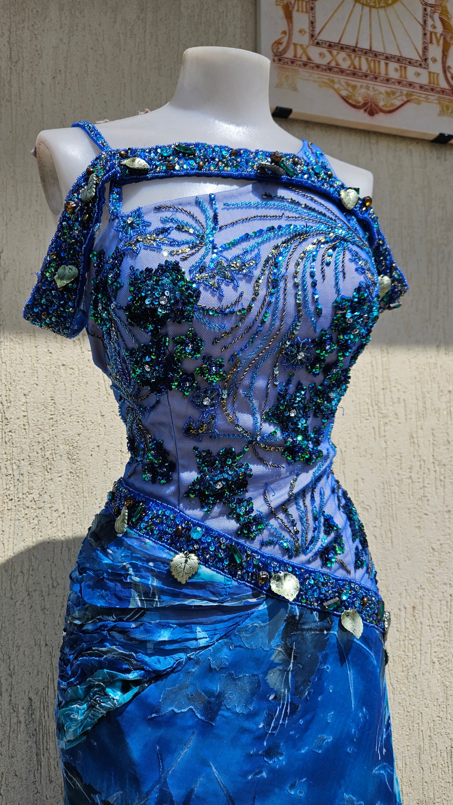 Robe en soie brodée bleue