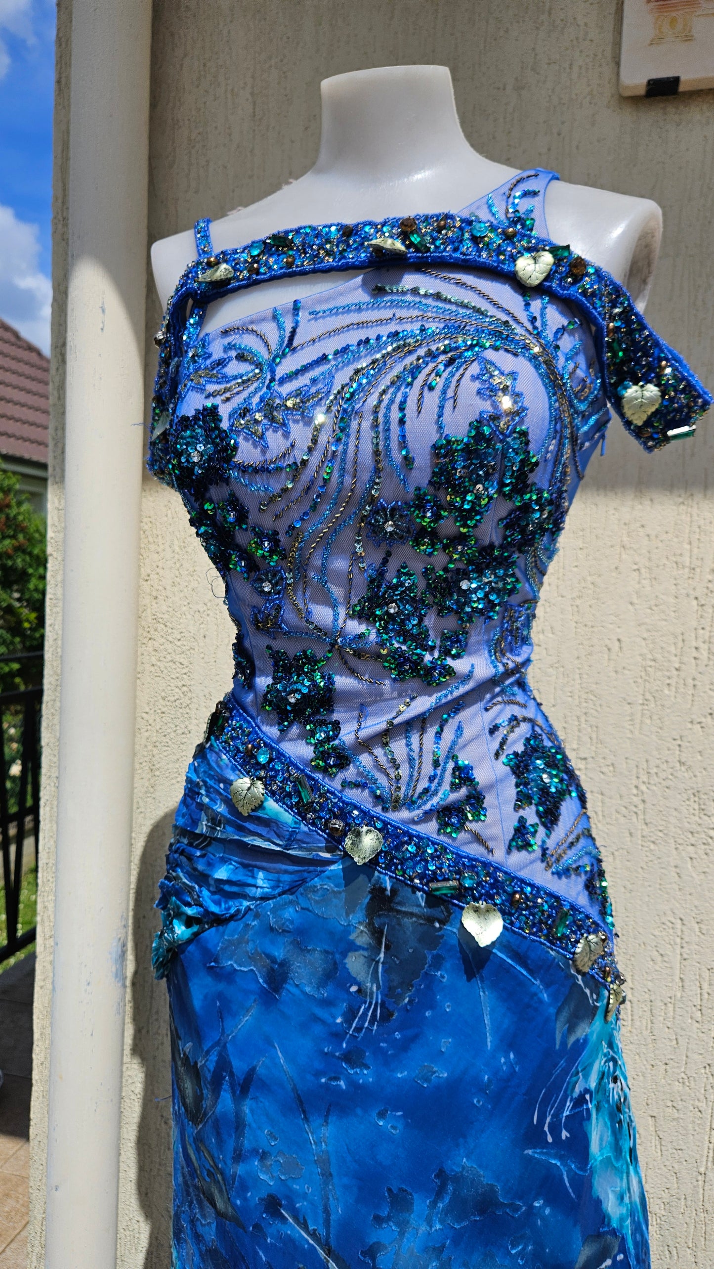 Robe en soie brodée bleue