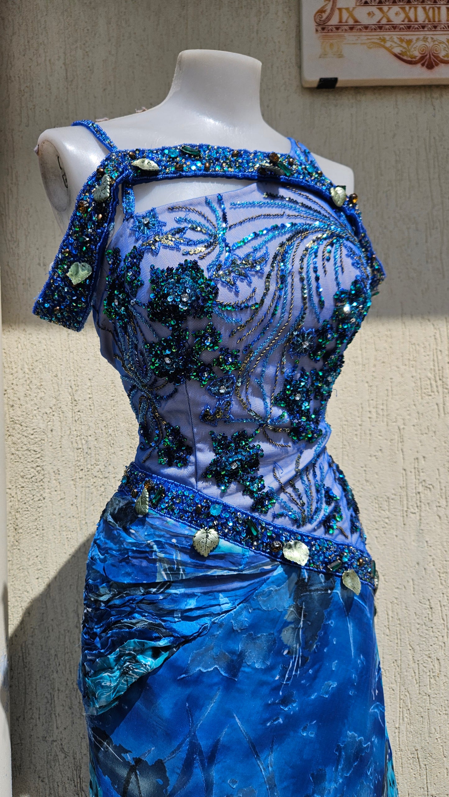 Robe en soie brodée bleue