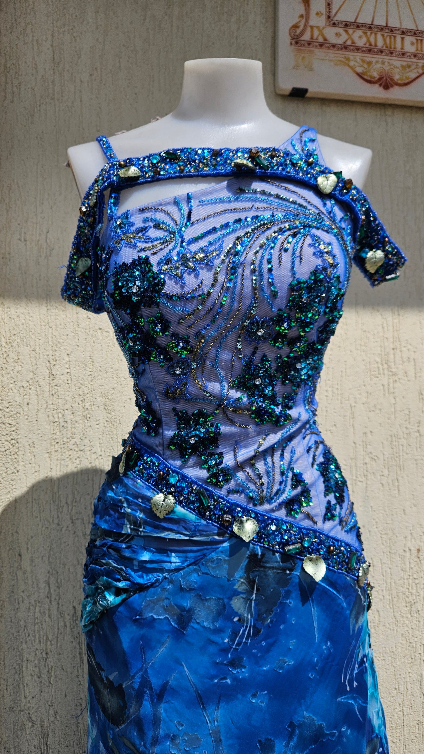 Robe en soie brodée bleue
