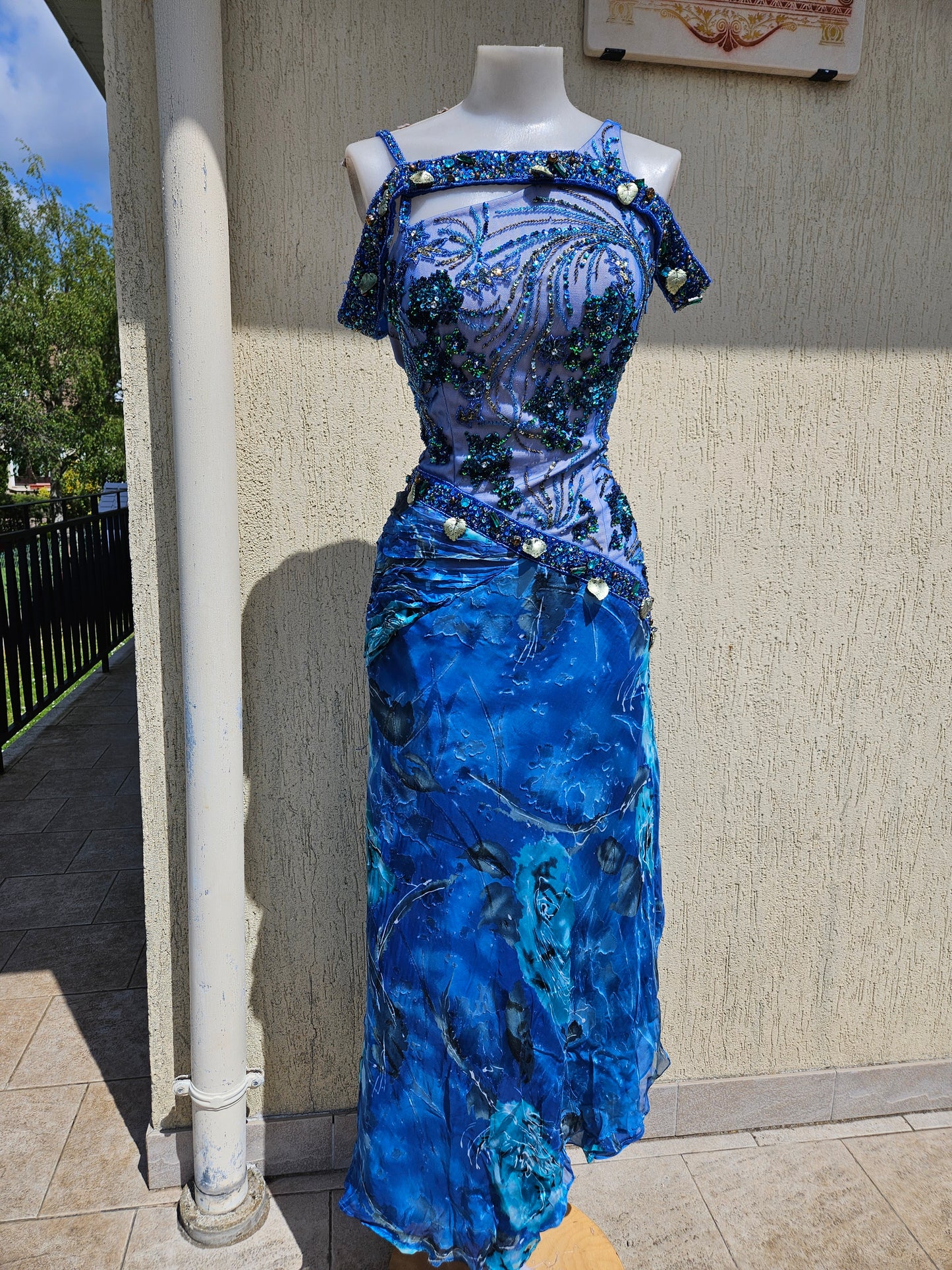 Robe en soie brodée bleue