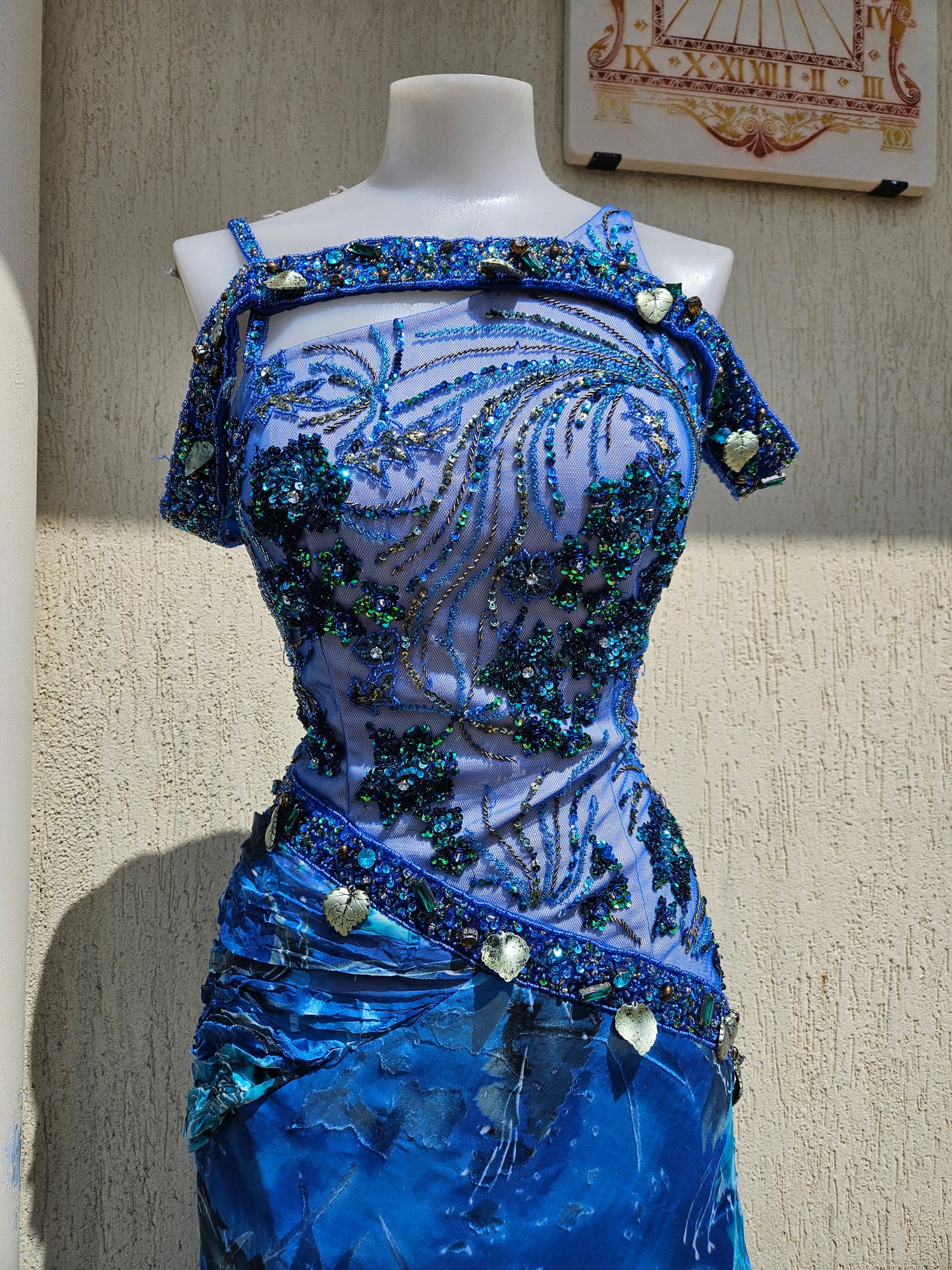 Robe en soie brodée bleue