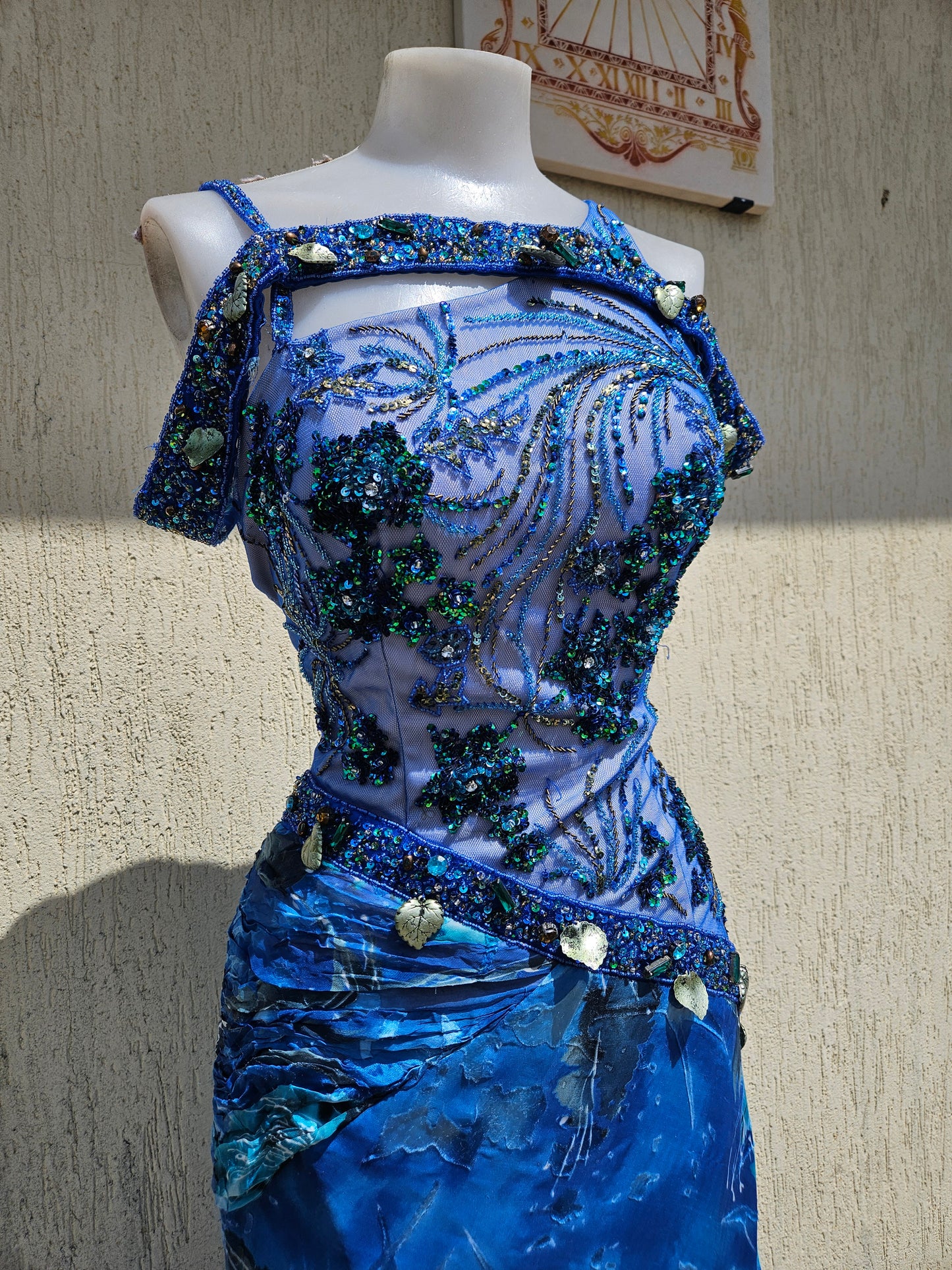 Robe en soie brodée bleue