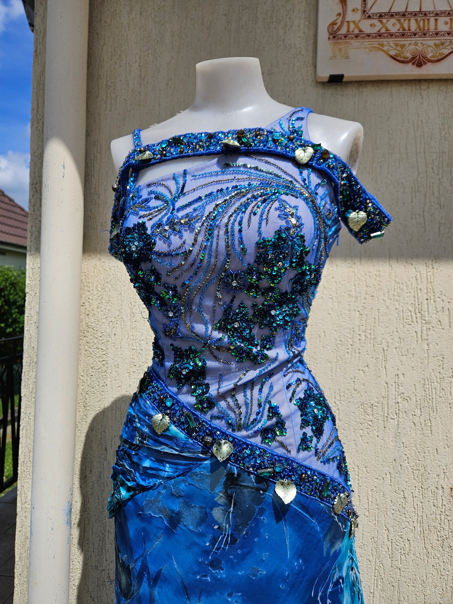 Robe en soie brodée bleue