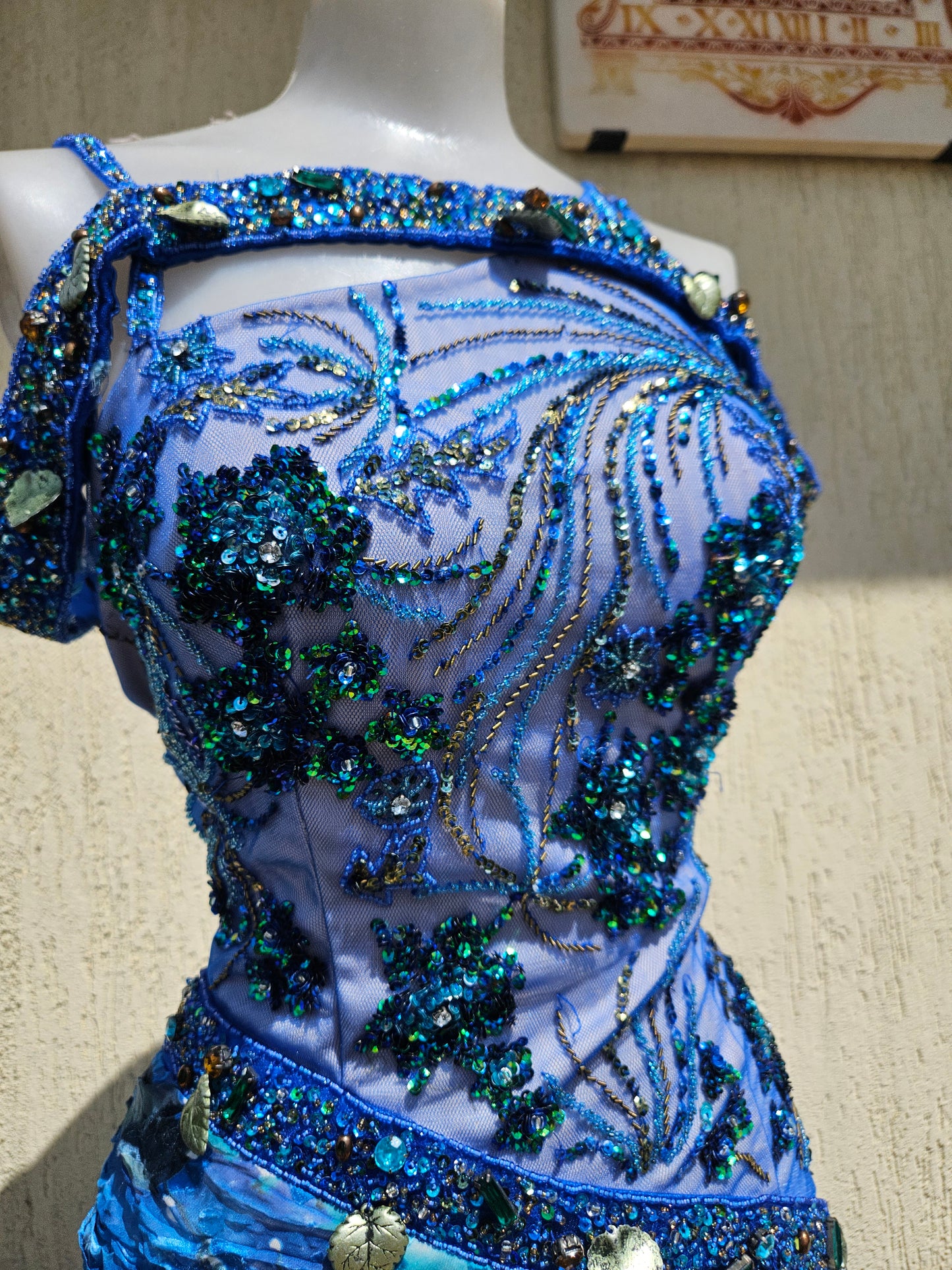 Robe en soie brodée bleue