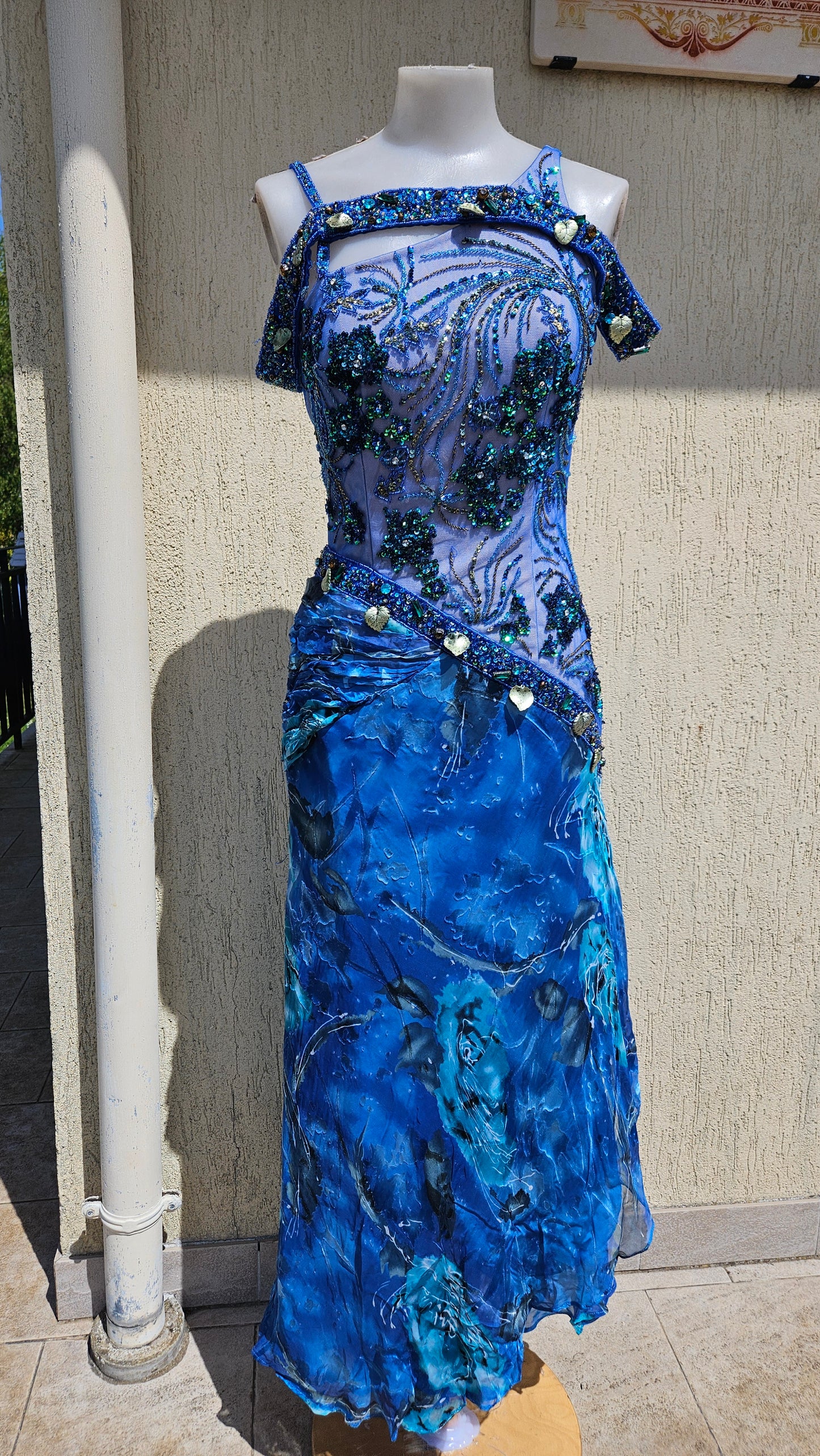 Robe en soie brodée bleue