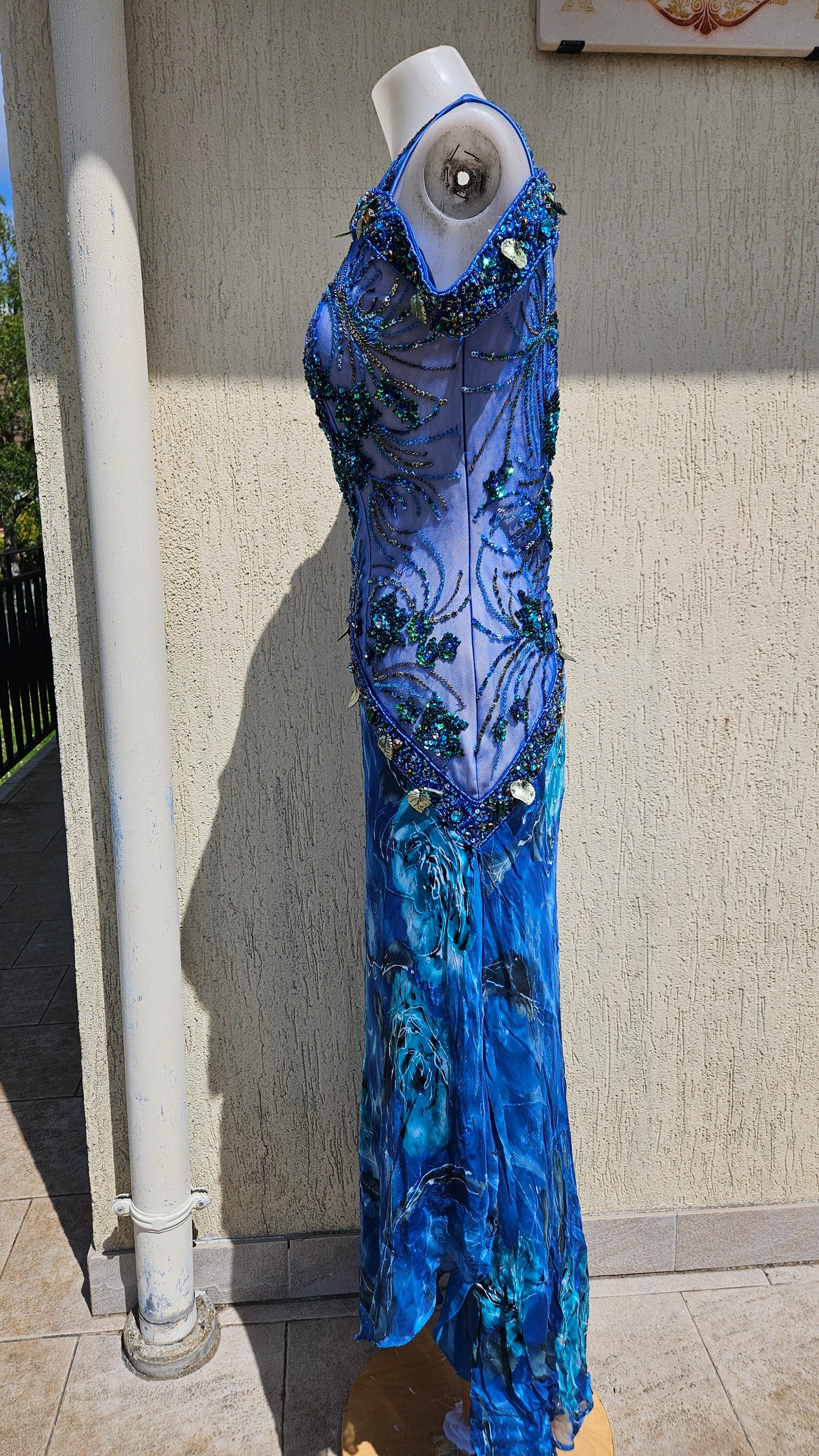 Robe en soie brodée bleue