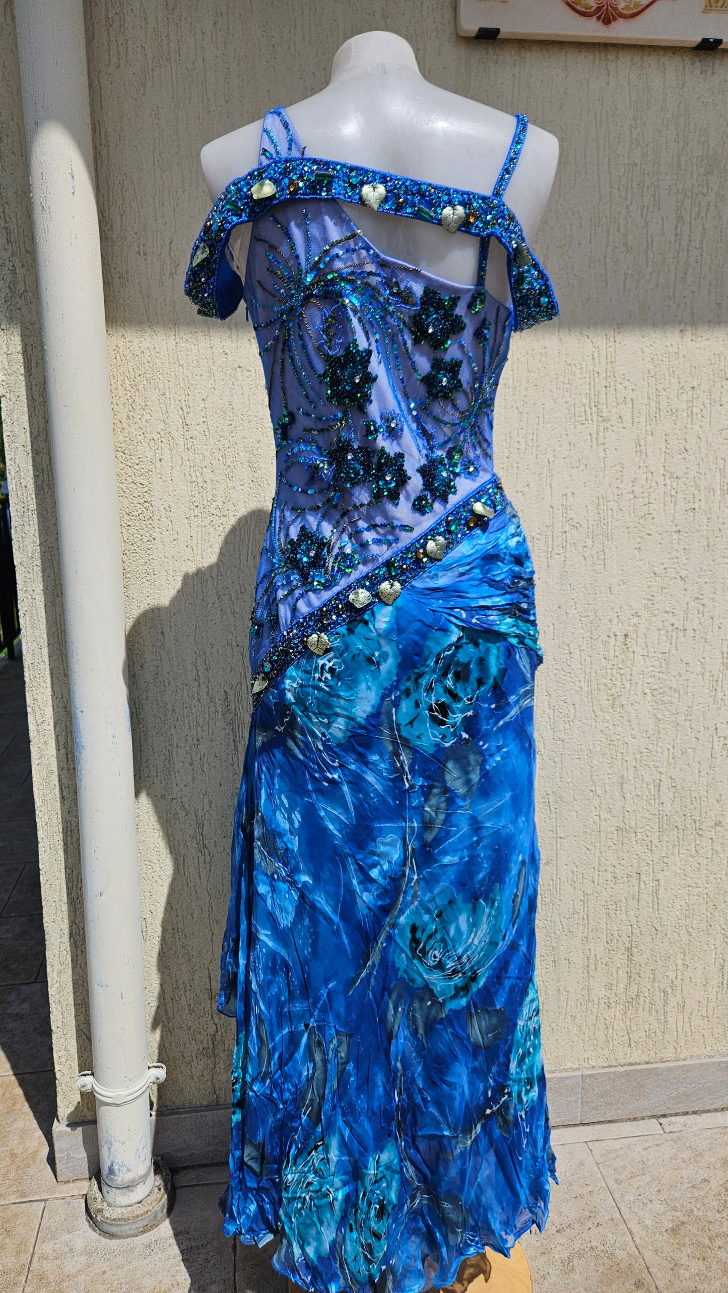Robe en soie brodée bleue