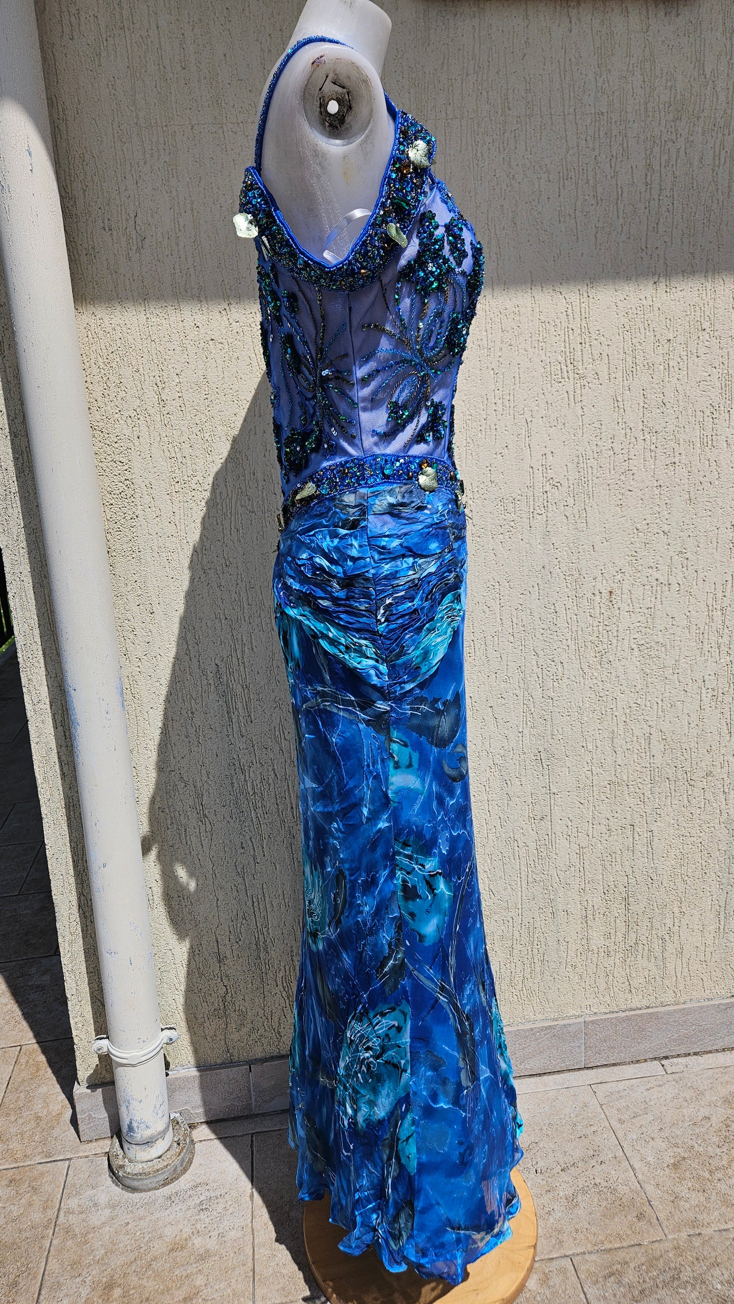 Robe en soie brodée bleue