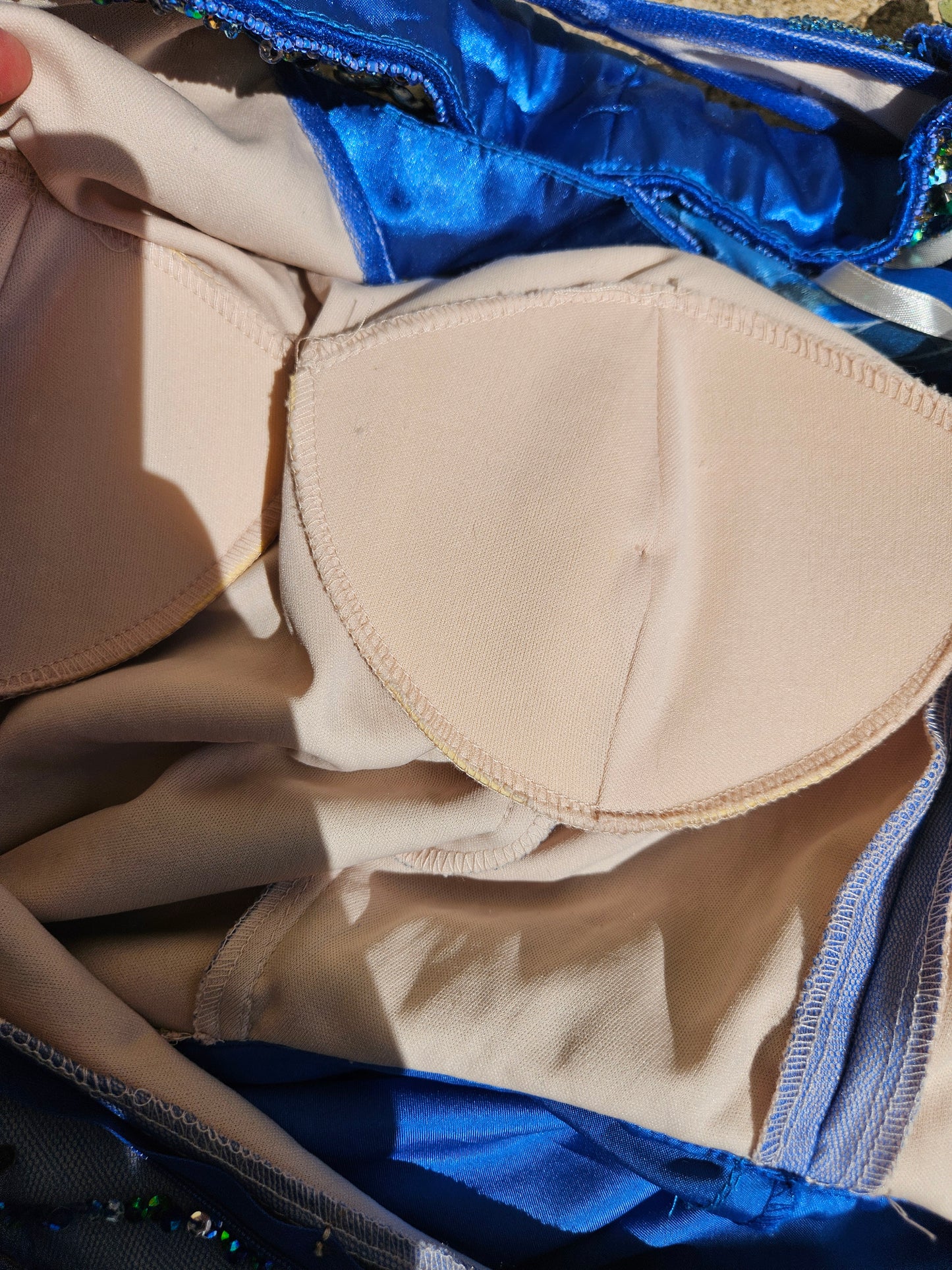 Robe en soie brodée bleue