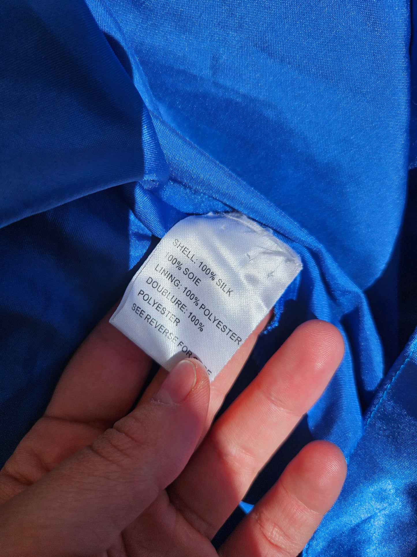 Robe en soie brodée bleue