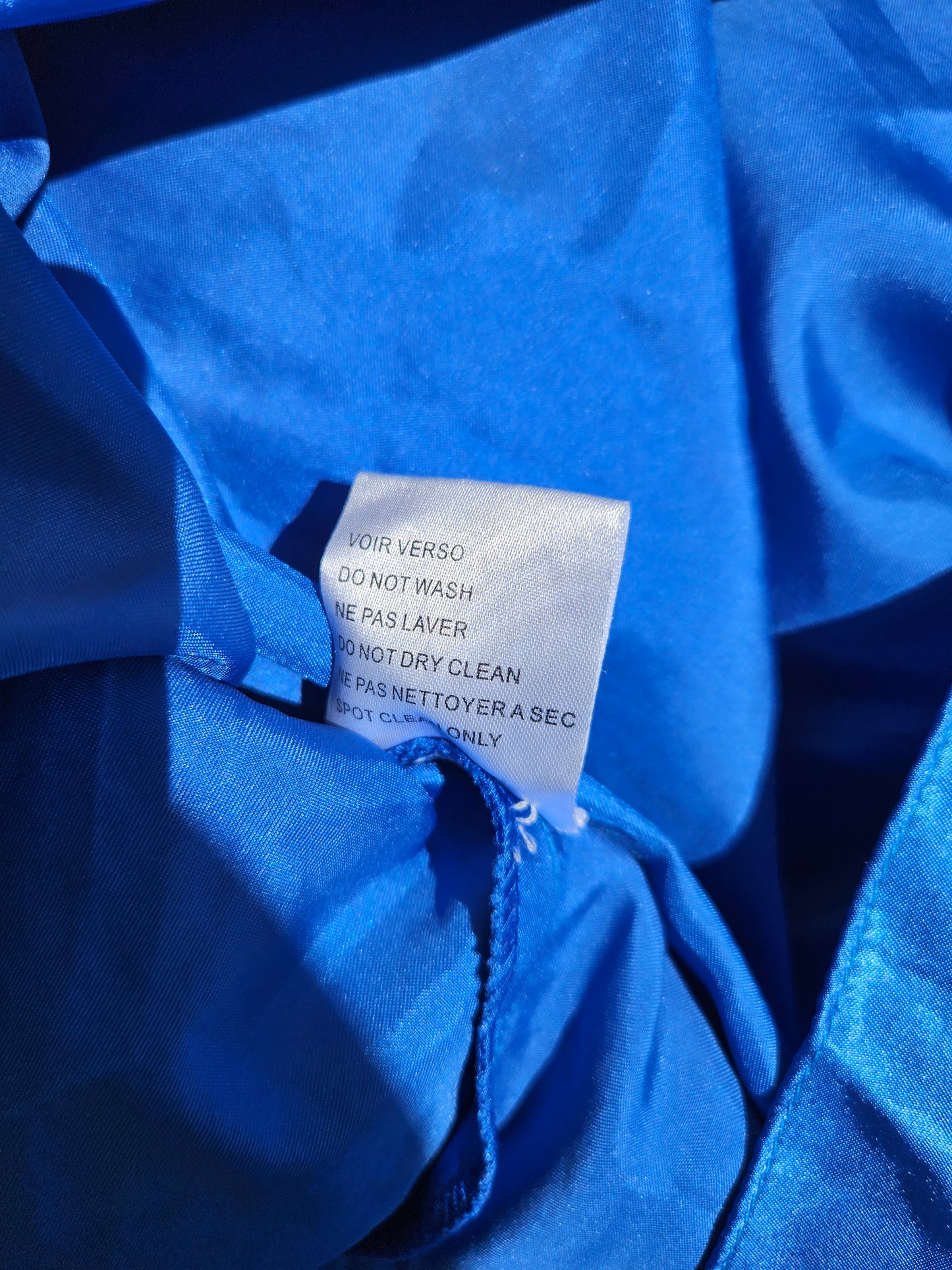 Robe en soie brodée bleue