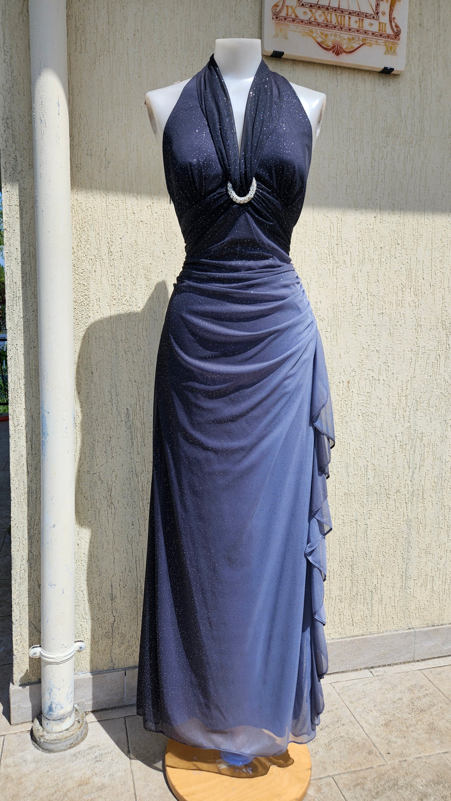 Robe Betsy & Adam dos nu. Modéle iconique dans un dégradé de gris, orné de paillettes et avec une boucle argentée. Prom dress vintage dans le style dark fairy, whimsigoth.