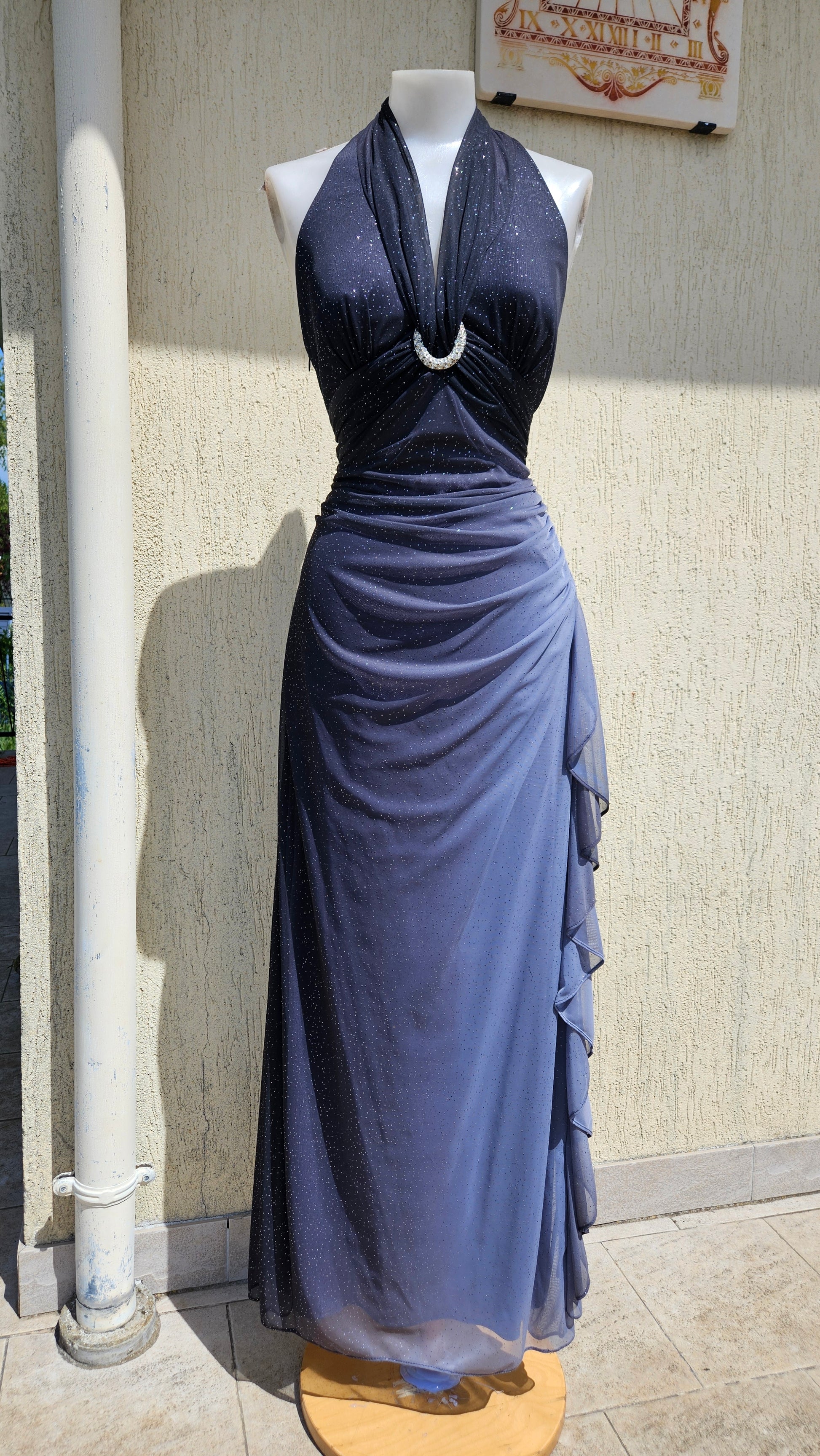 Robe Betsy & Adam dos nu. Modéle iconique dans un dégradé de gris, orné de paillettes et avec une boucle argentée. Prom dress vintage dans le style dark fairy, whimsigoth.