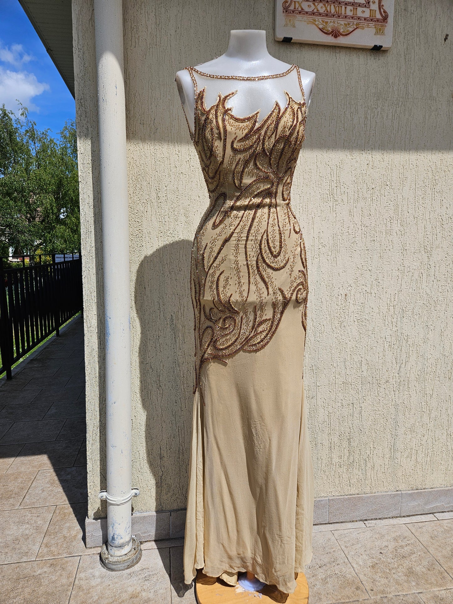 Robe de soirée beige en soie brodée