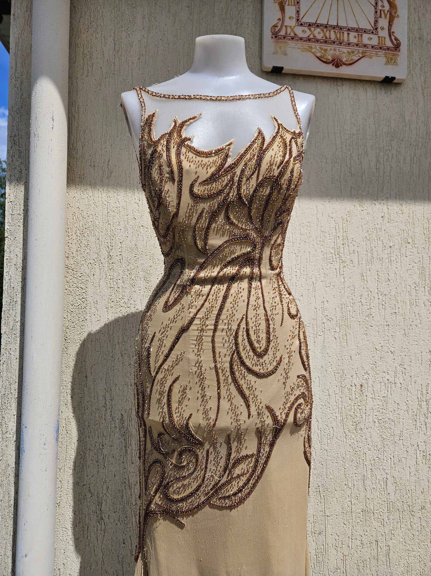 Robe de soirée beige en soie brodée