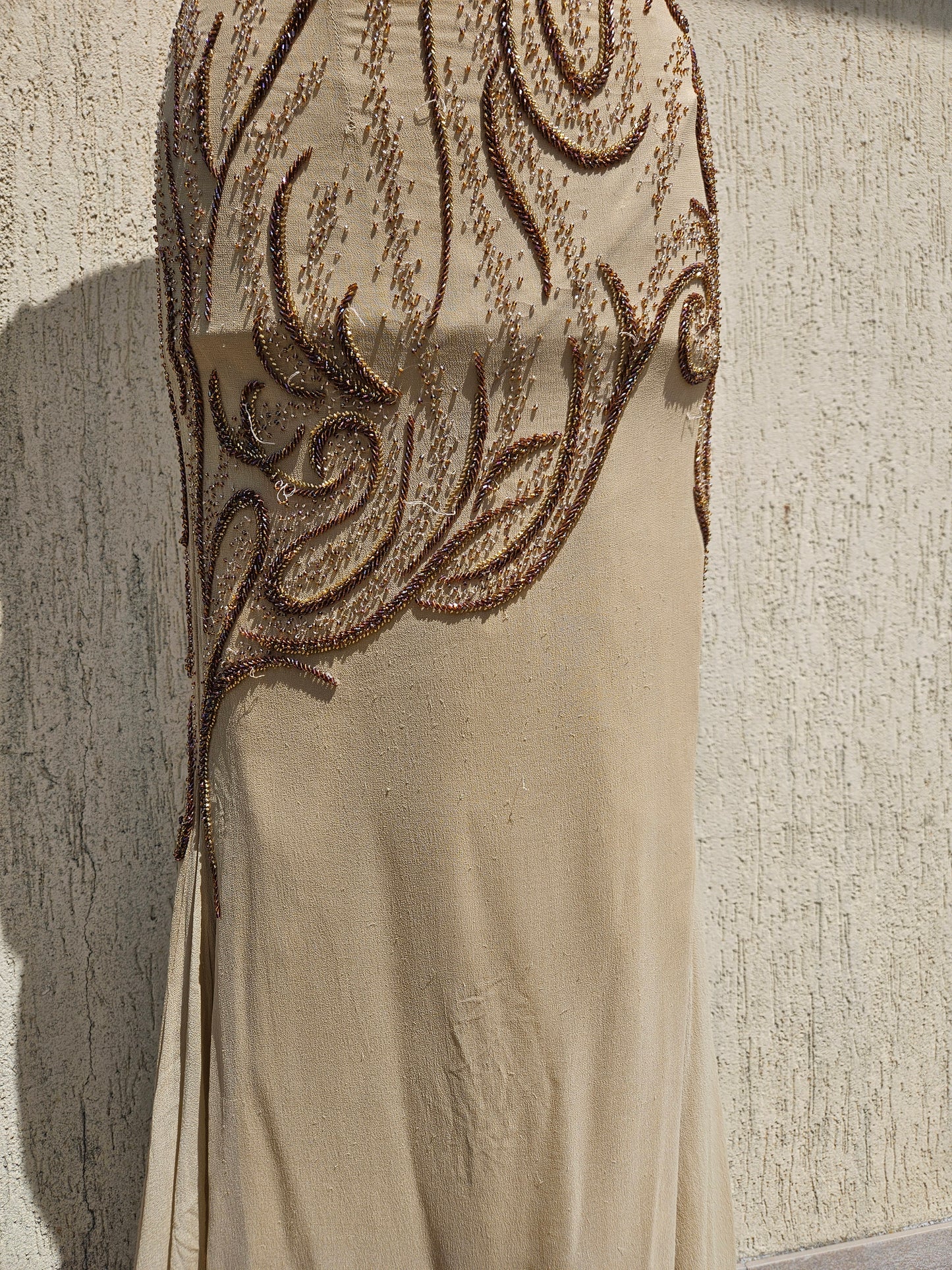 Robe de soirée beige en soie brodée