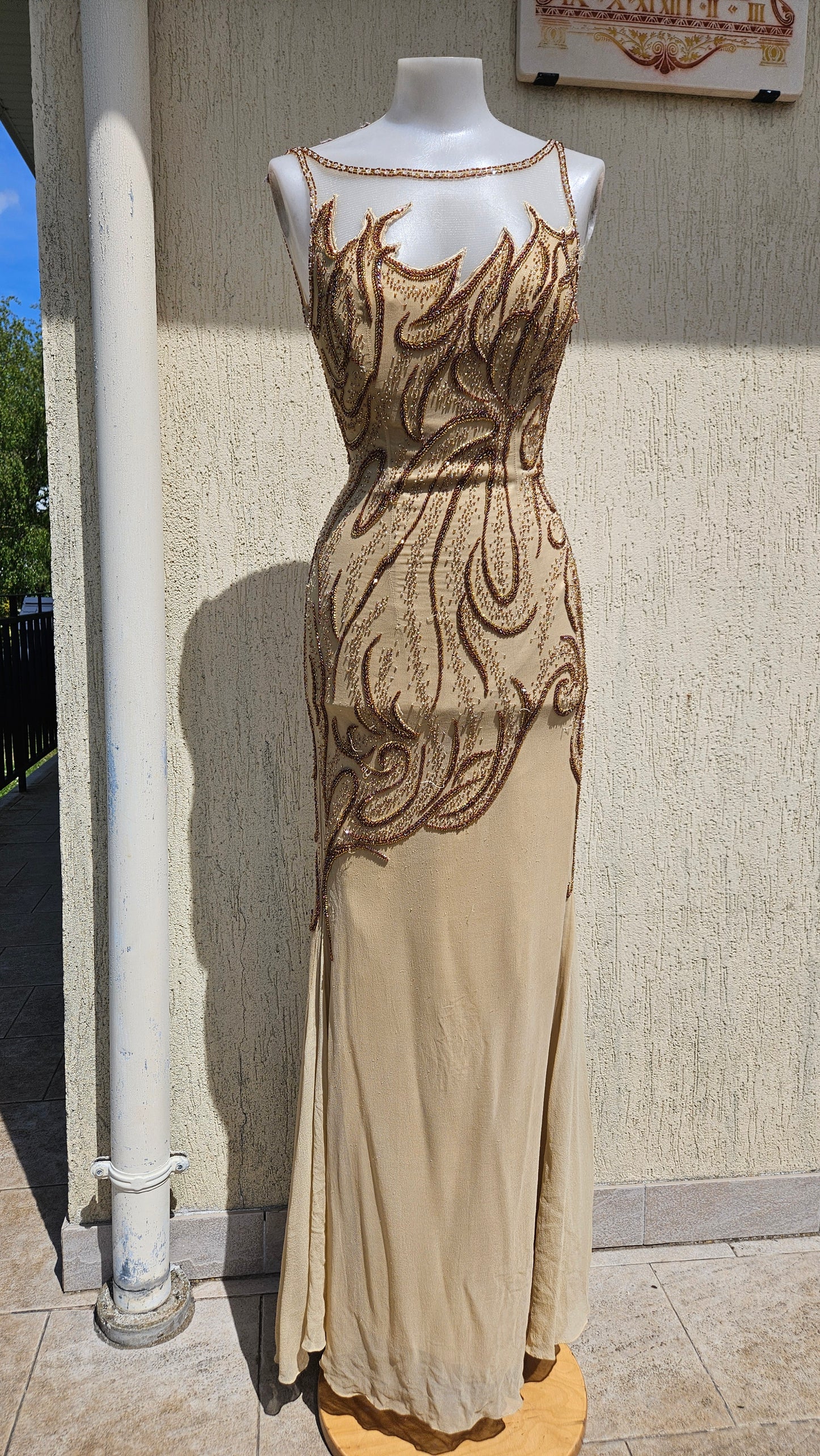 Robe de soirée beige en soie brodée