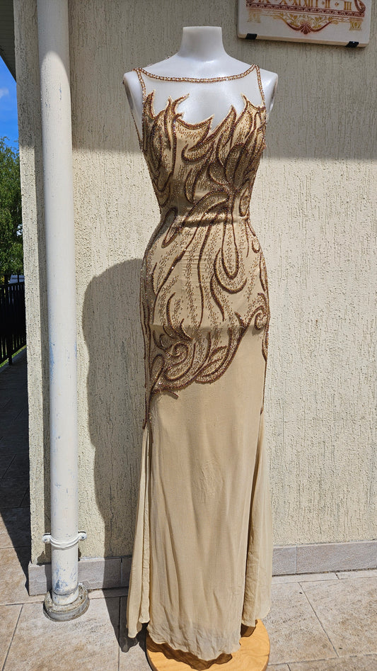 Robe de soirée beige en soie brodée