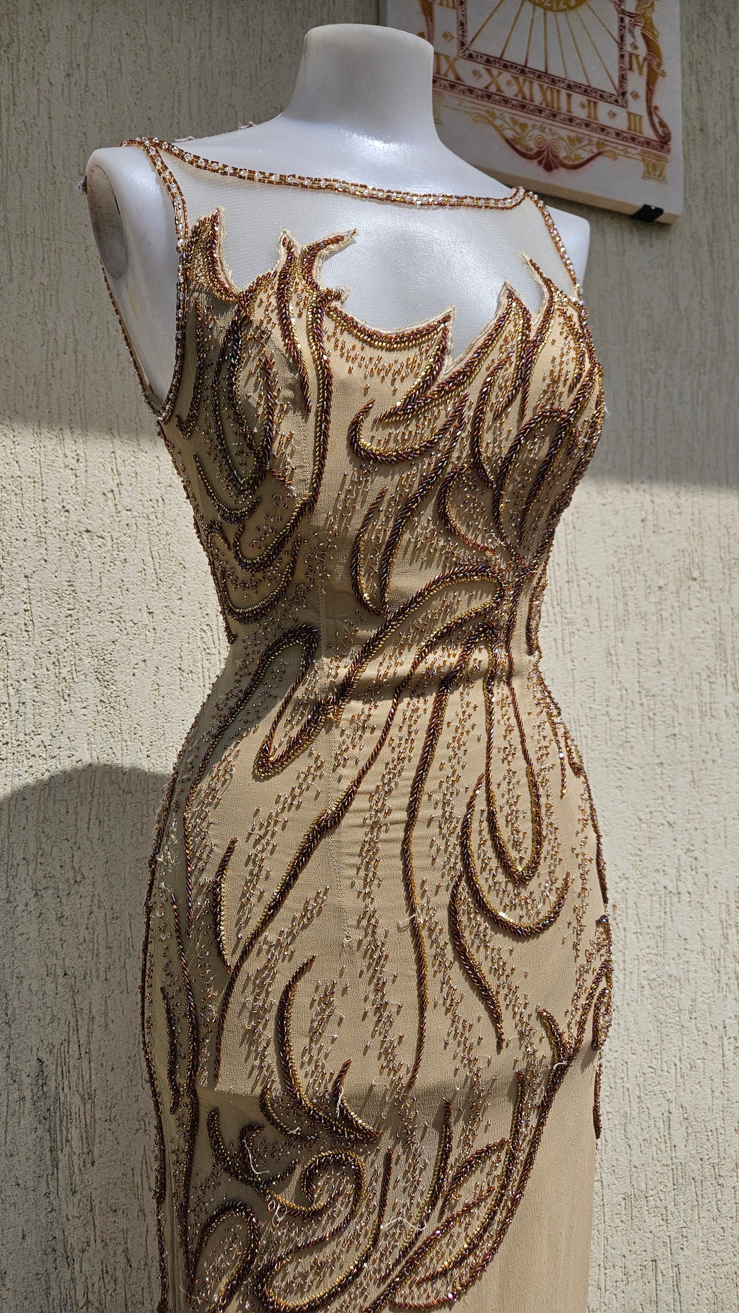 Robe de soirée beige en soie brodée