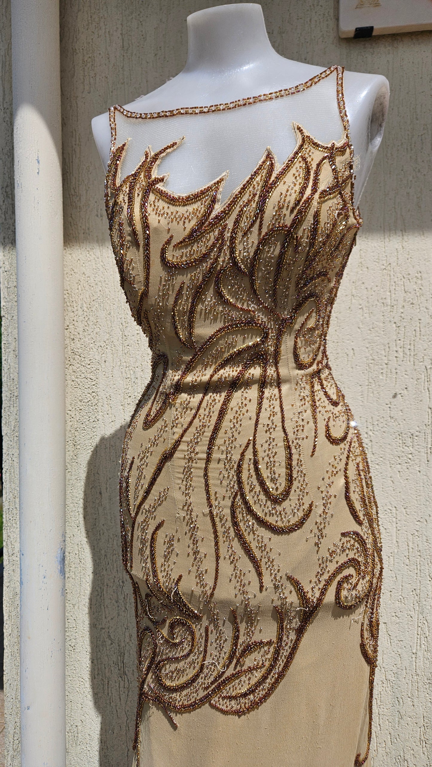 Robe de soirée beige en soie brodée