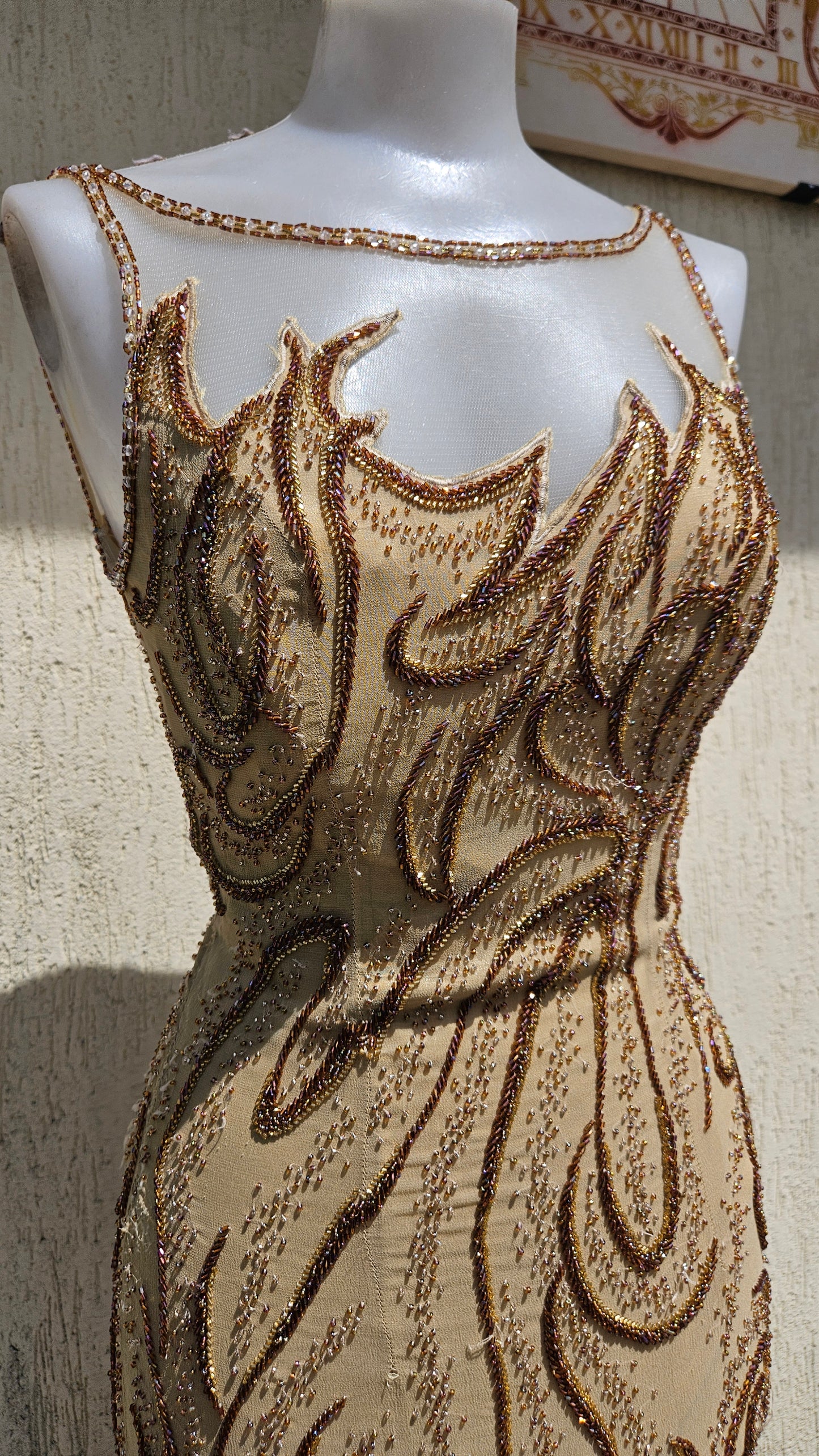 Robe de soirée beige en soie brodée