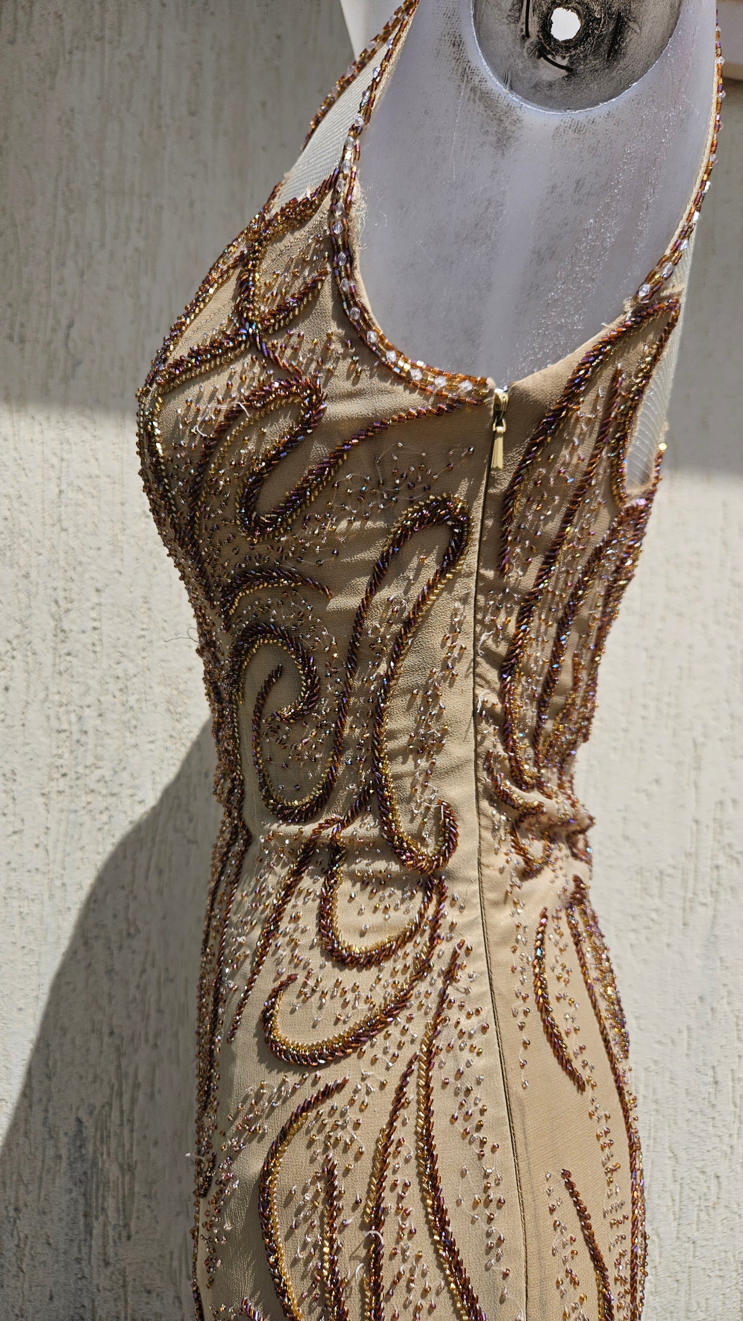 Robe de soirée beige en soie brodée