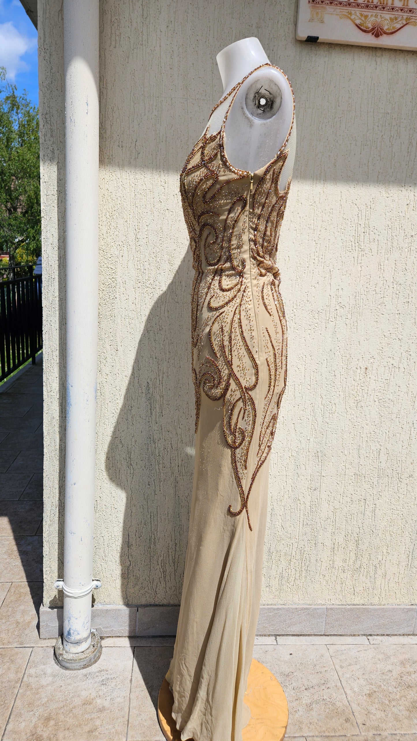 Robe de soirée beige en soie brodée