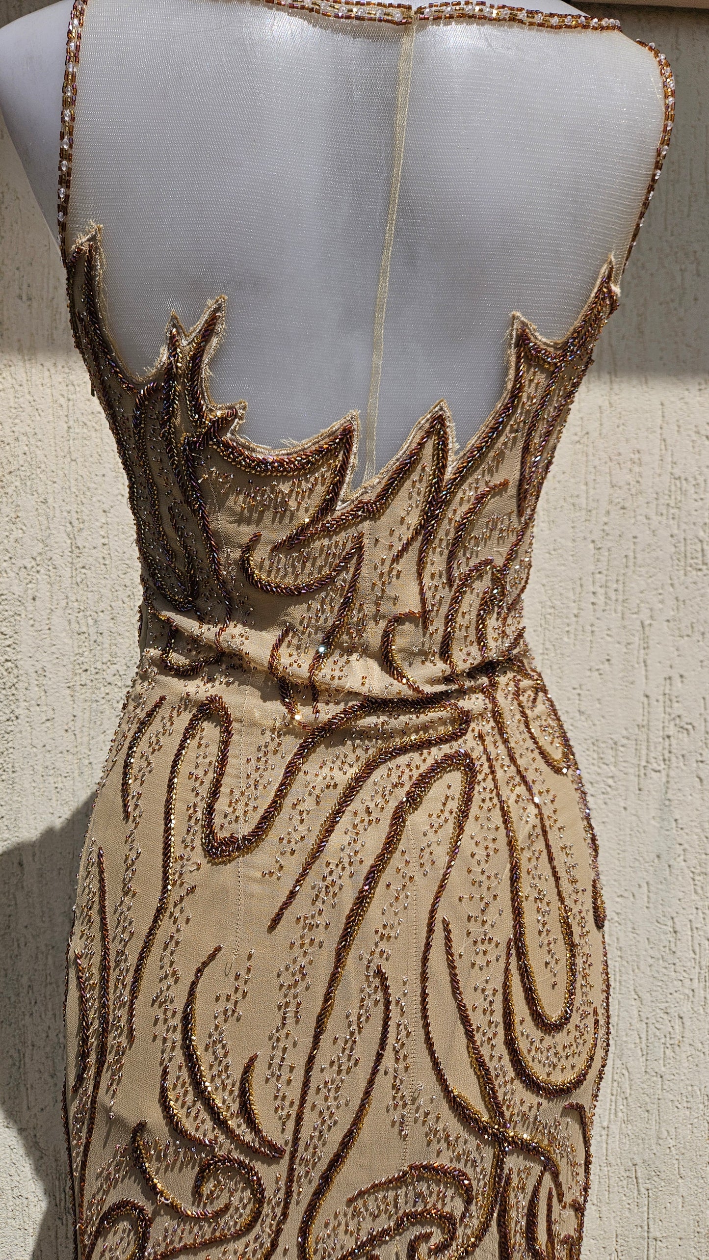 Robe de soirée beige en soie brodée