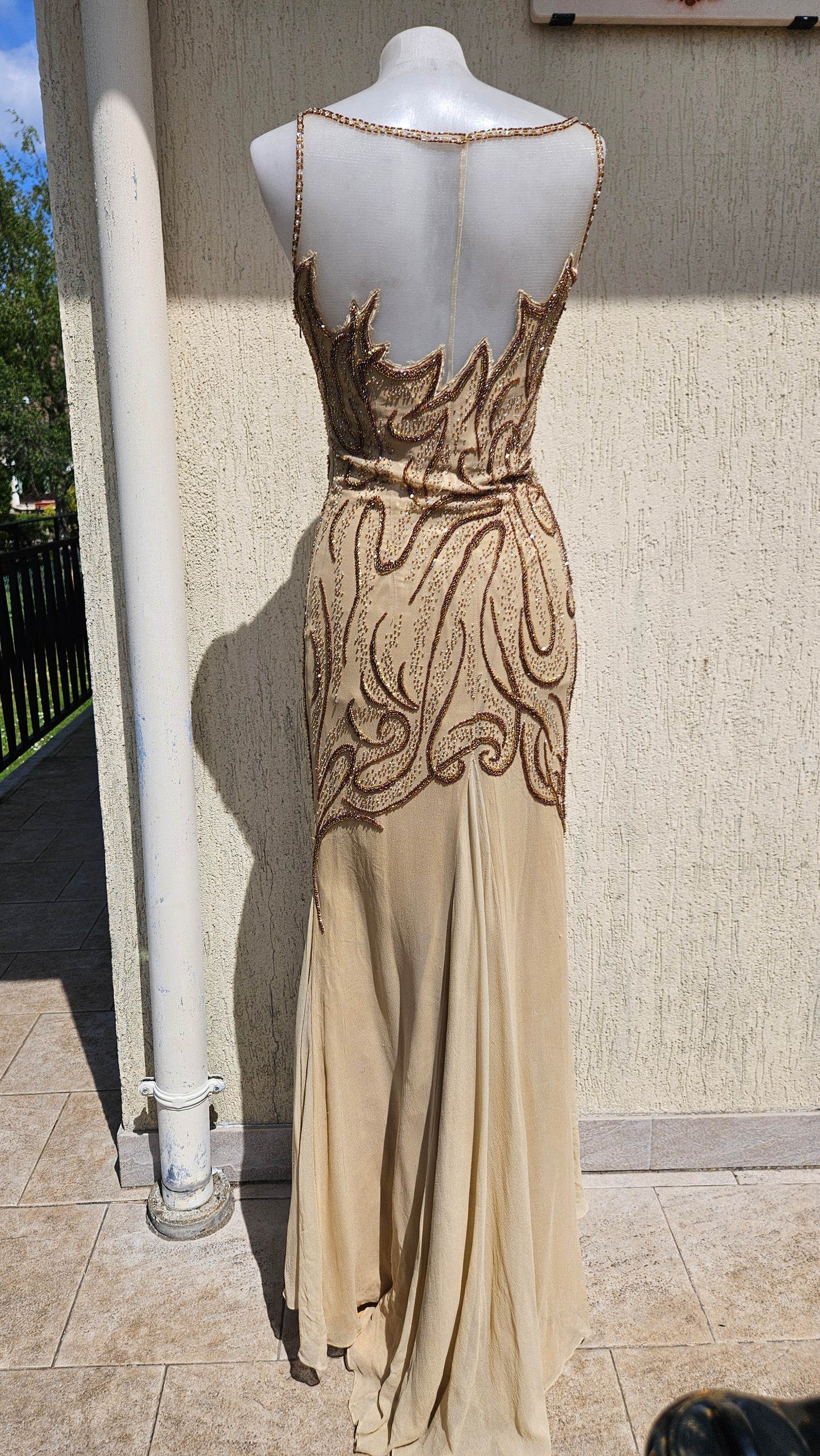 Robe de soirée beige en soie brodée