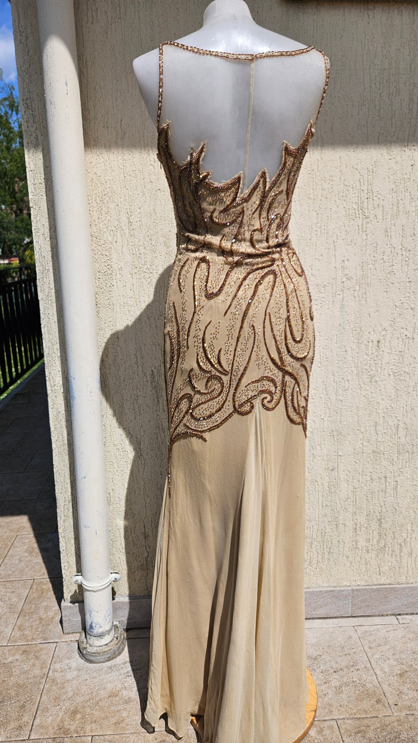 Robe de soirée beige en soie brodée