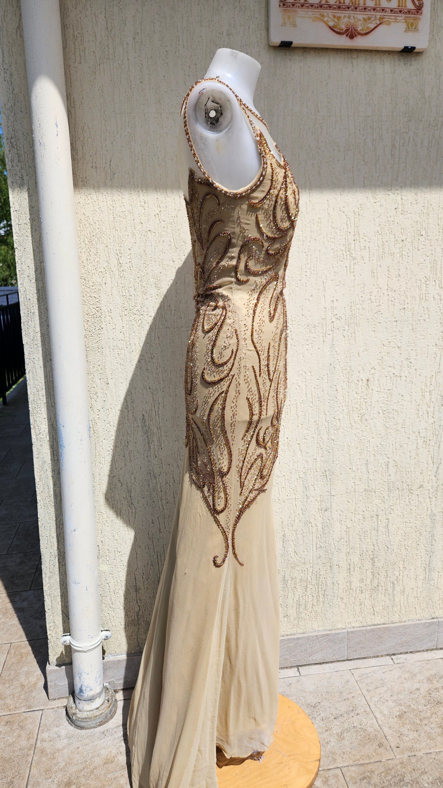 Robe de soirée beige en soie brodée