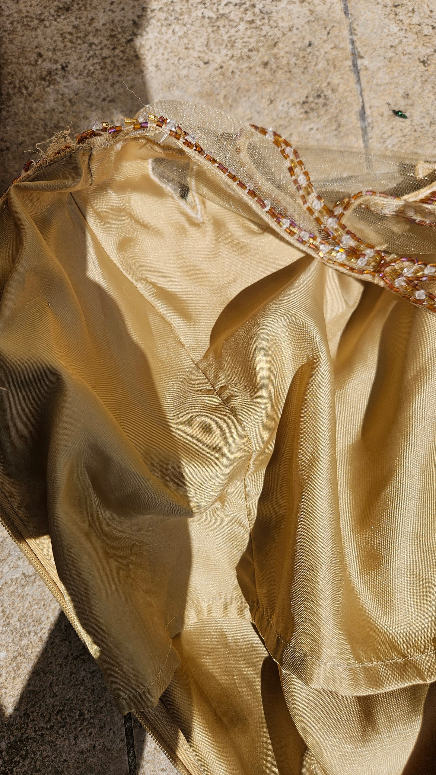 Robe de soirée beige en soie brodée