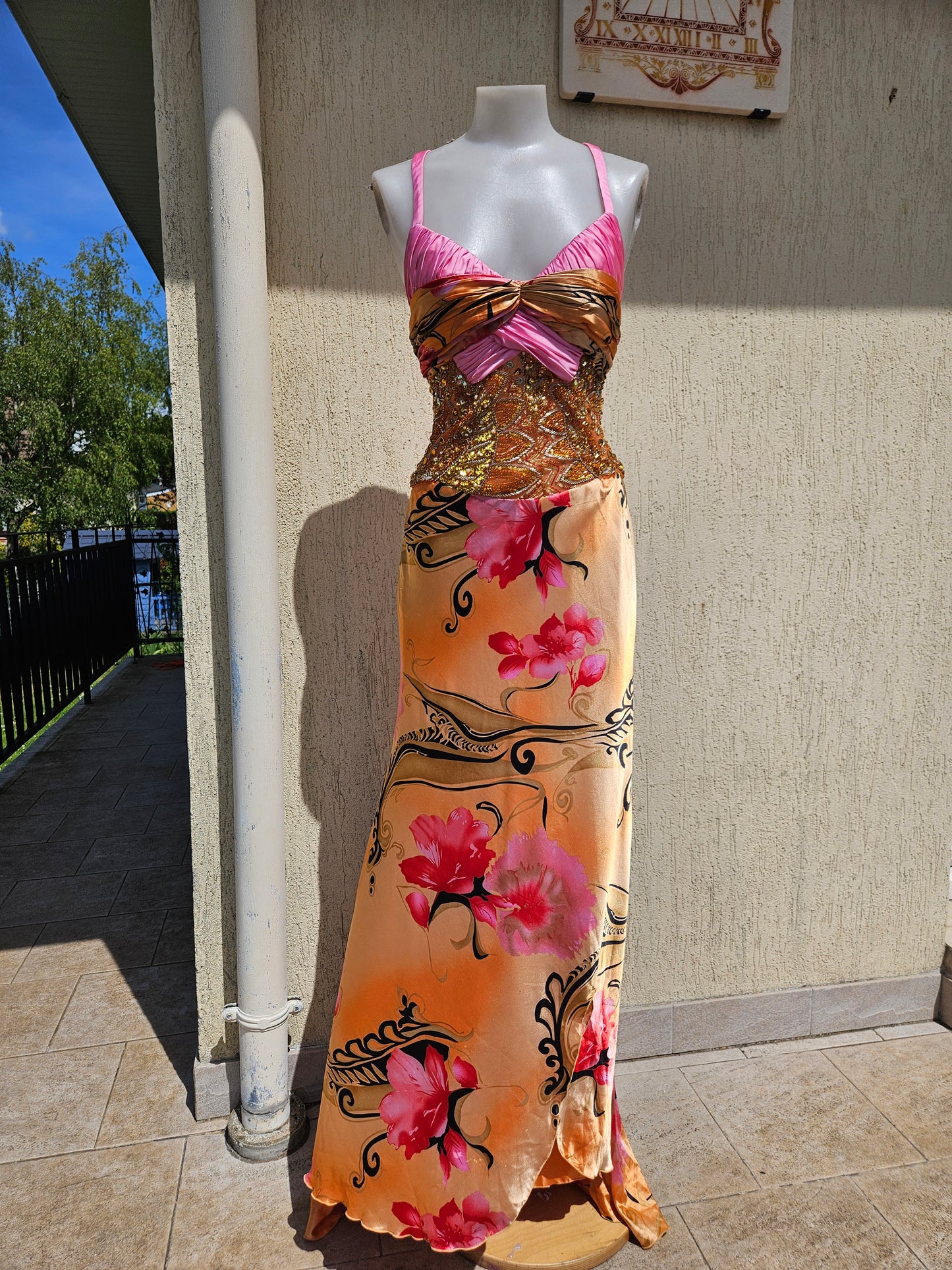 Robe brodée tons orange et rose