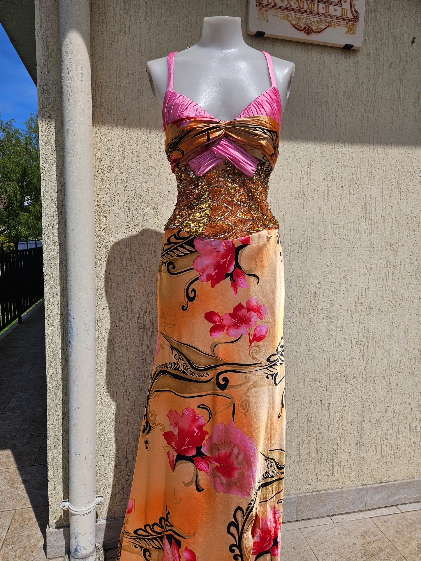 Robe brodée tons orange et rose