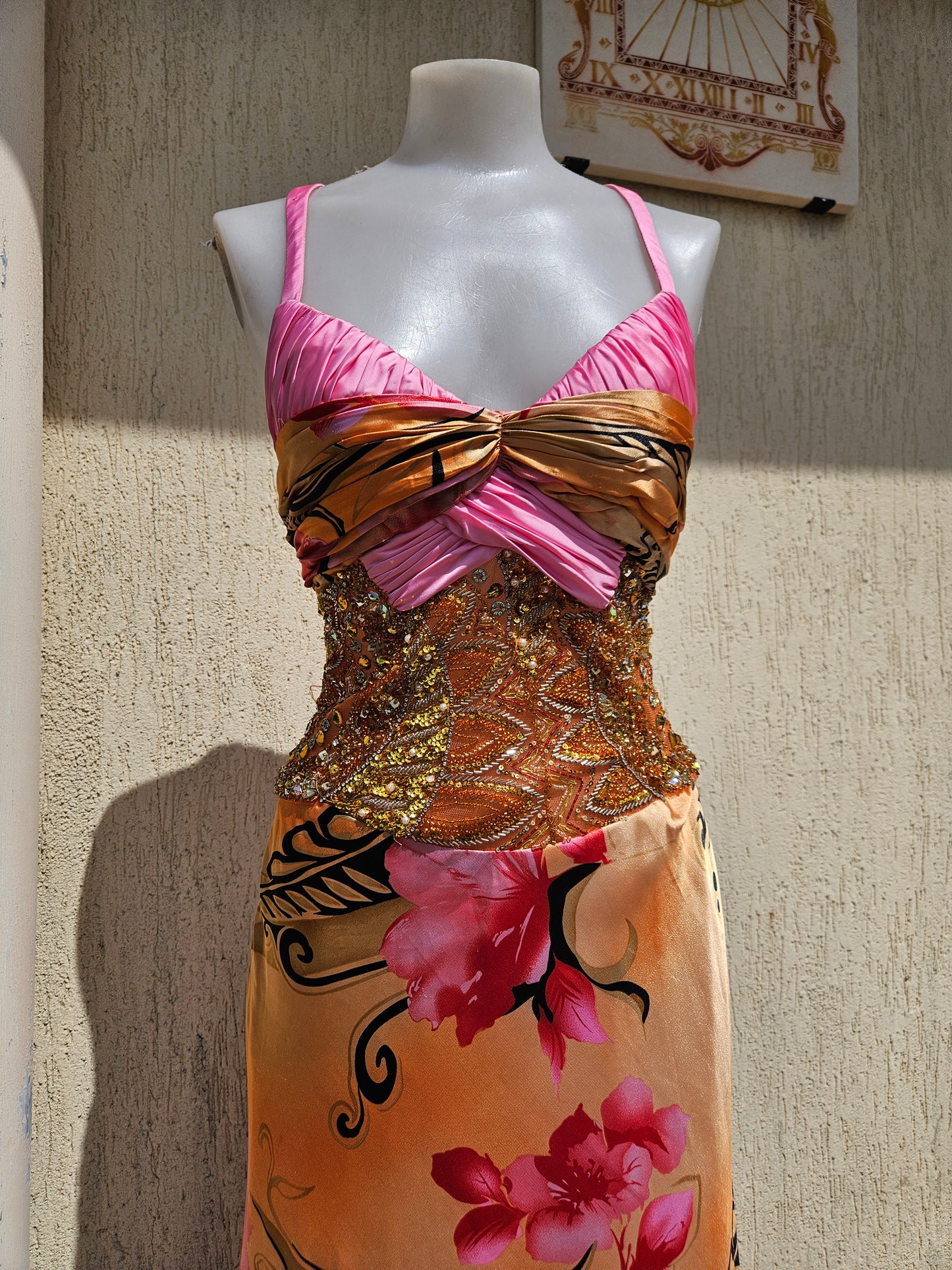 Robe brodée tons orange et rose