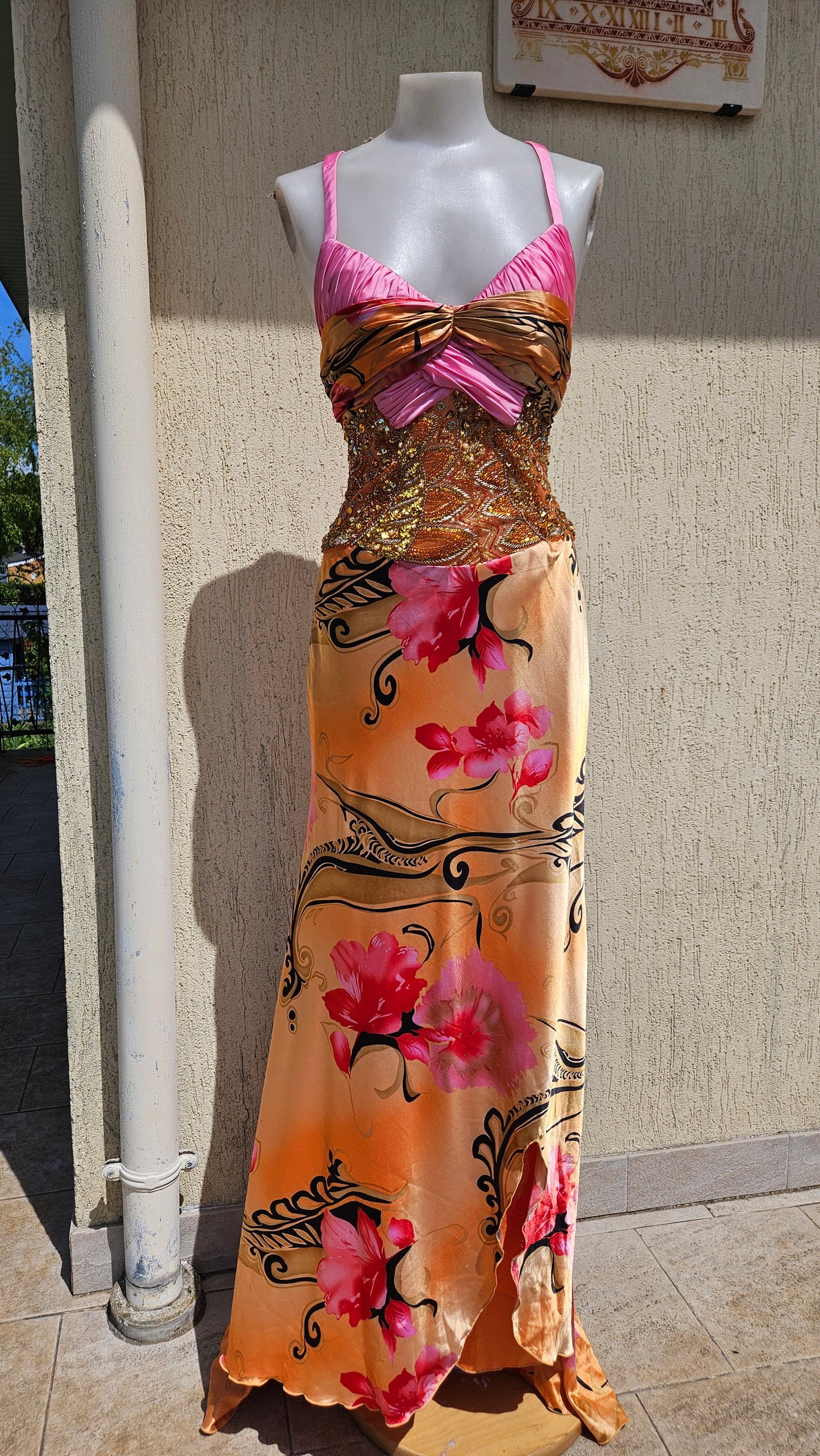 Robe brodée tons orange et rose