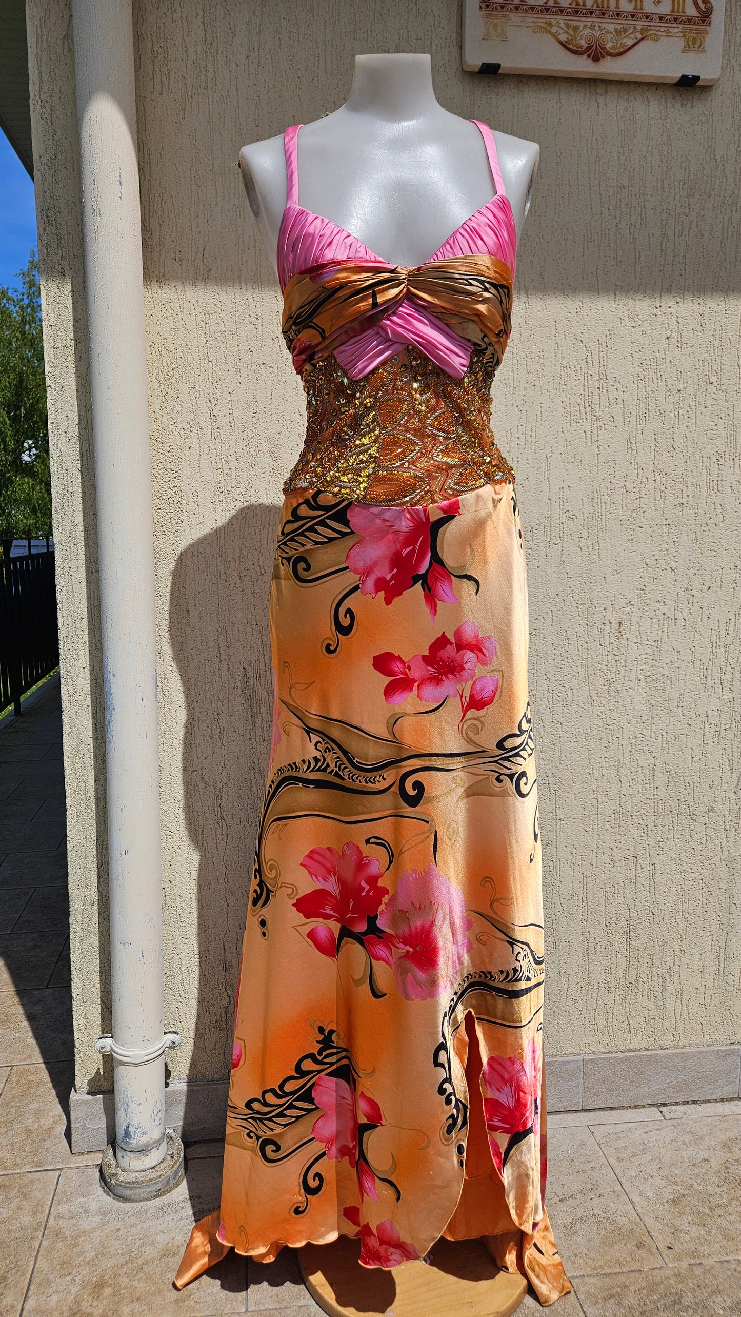 Robe brodée tons orange et rose