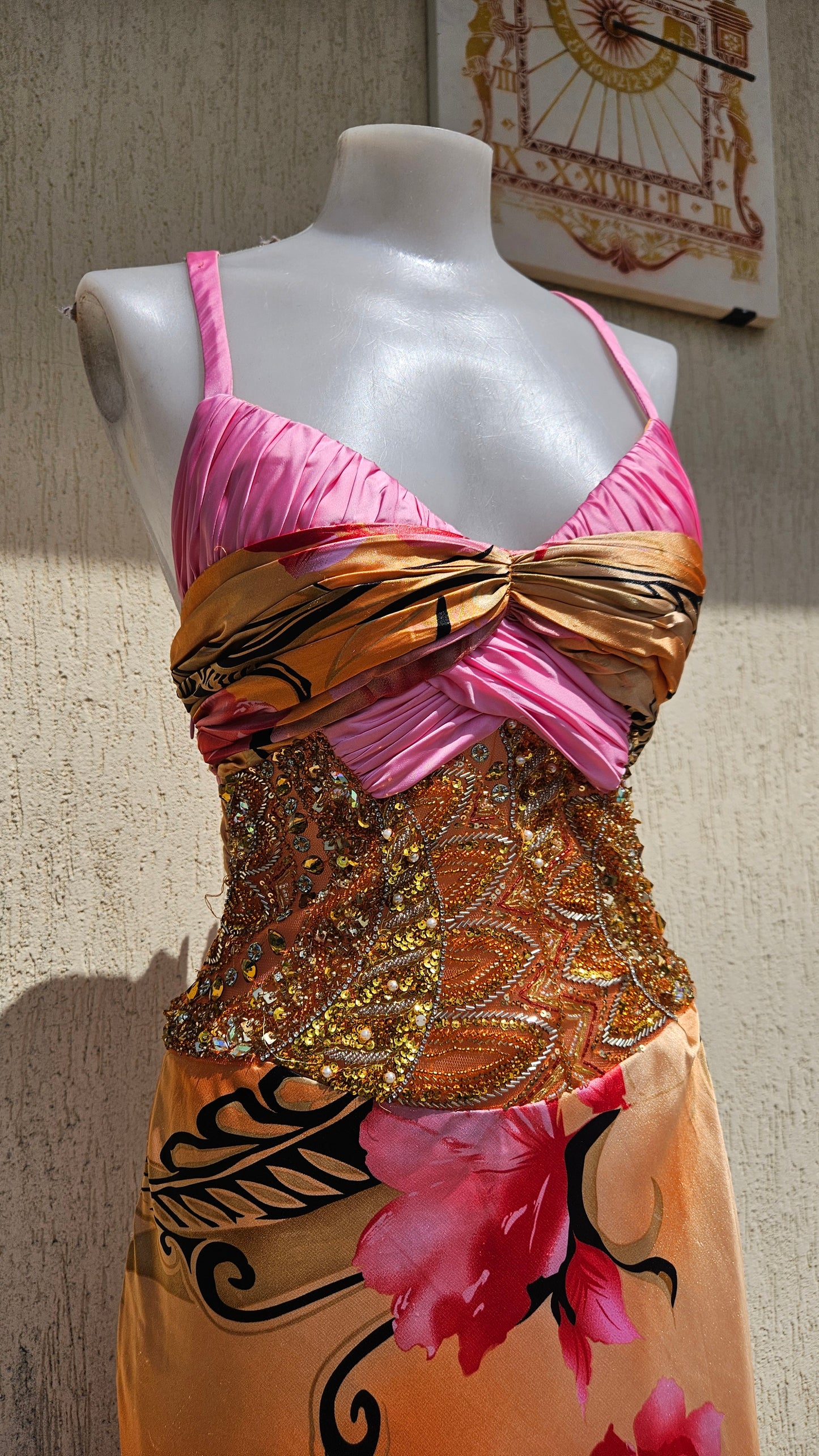 Robe brodée tons orange et rose
