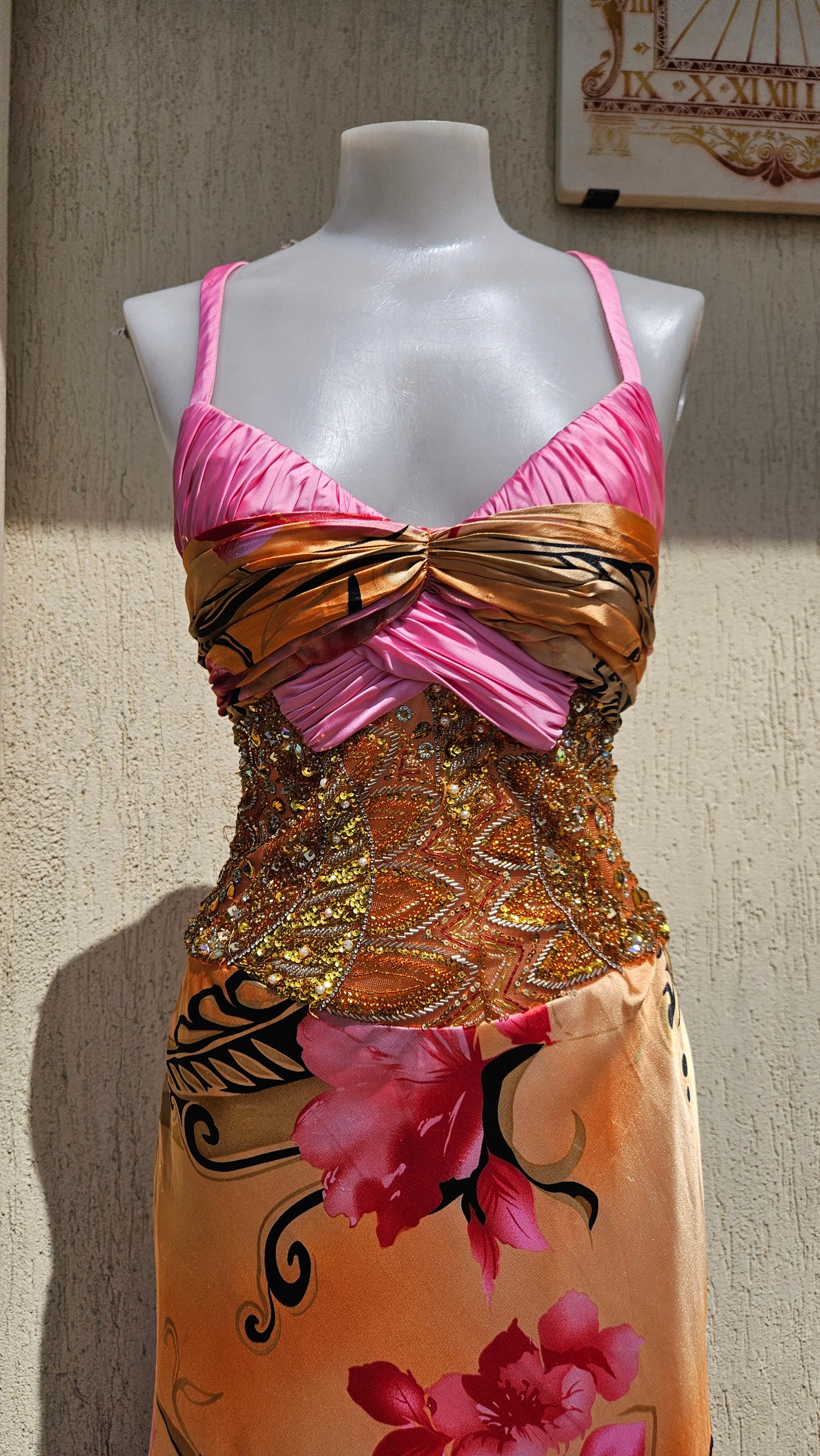 Robe brodée tons orange et rose