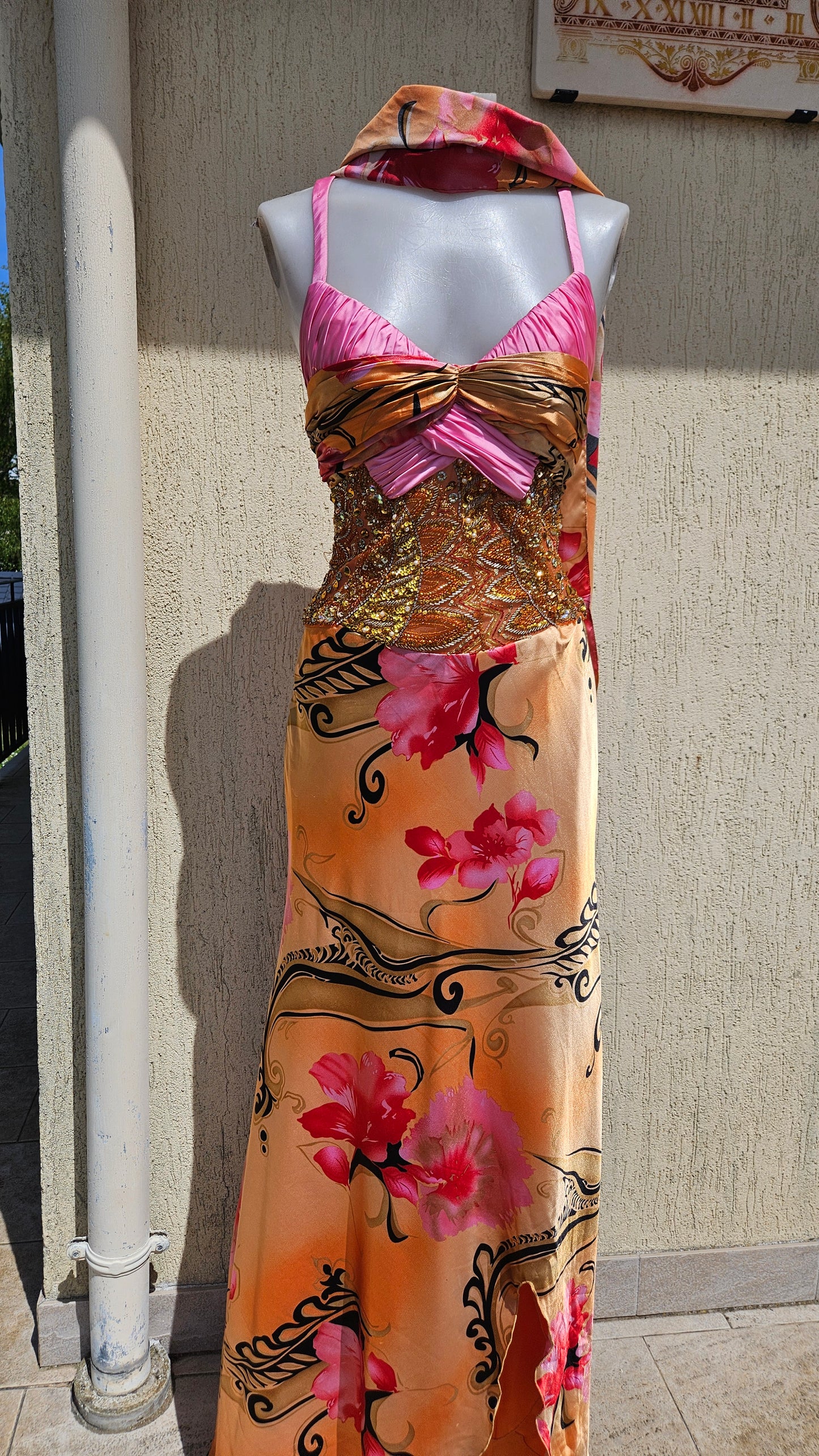 Robe brodée tons orange et rose