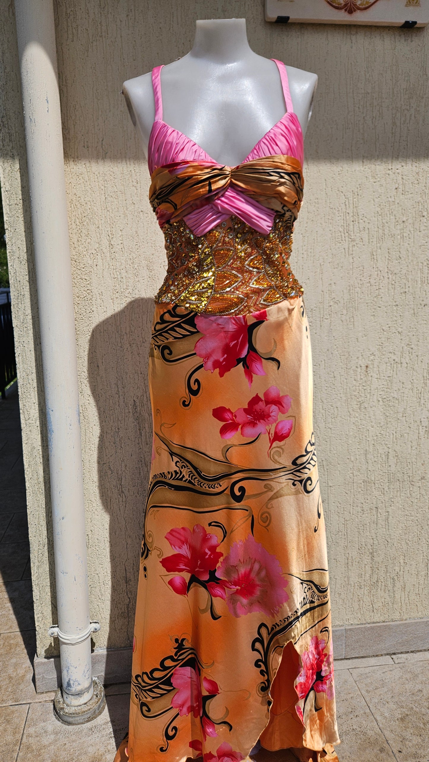 Robe brodée tons orange et rose
